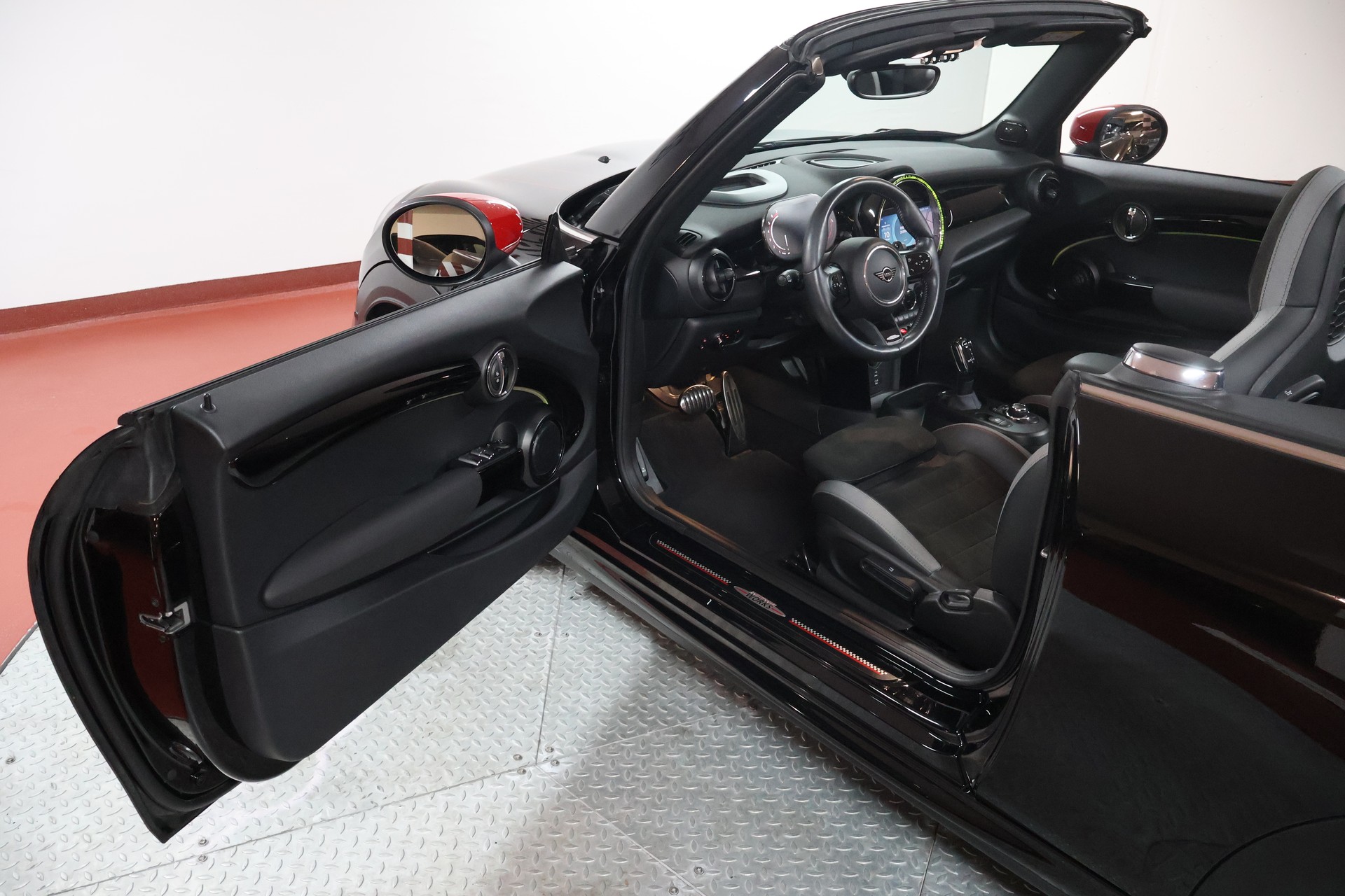 MINI Cooper John Cooper Works Cabriolet Steptronic-image-5