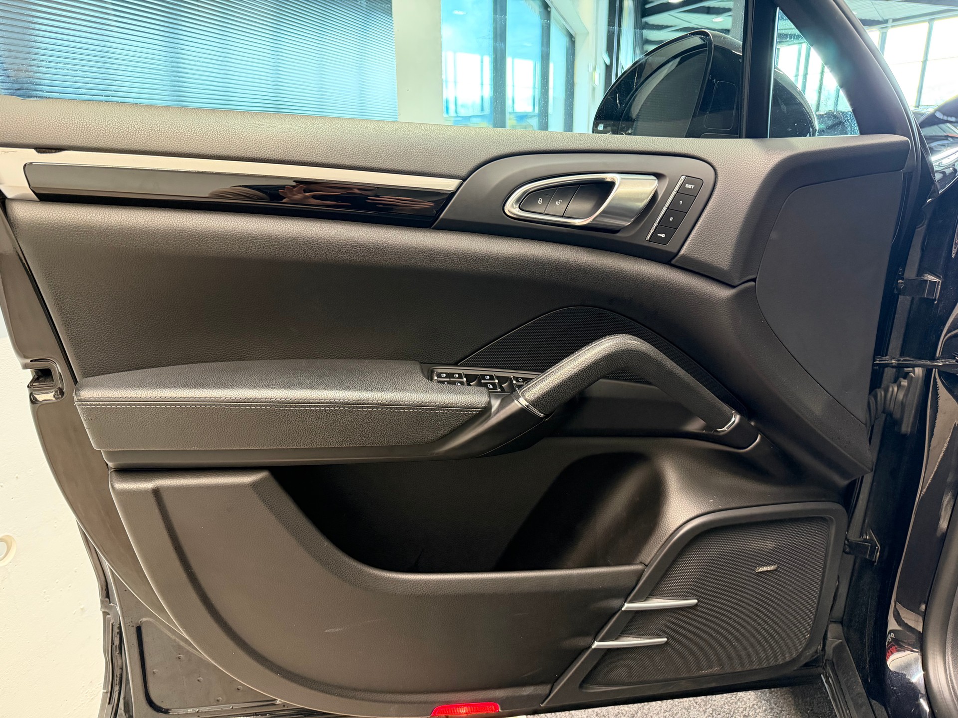 PORSCHE Cayenne Diesel Platinum Edition-image-9