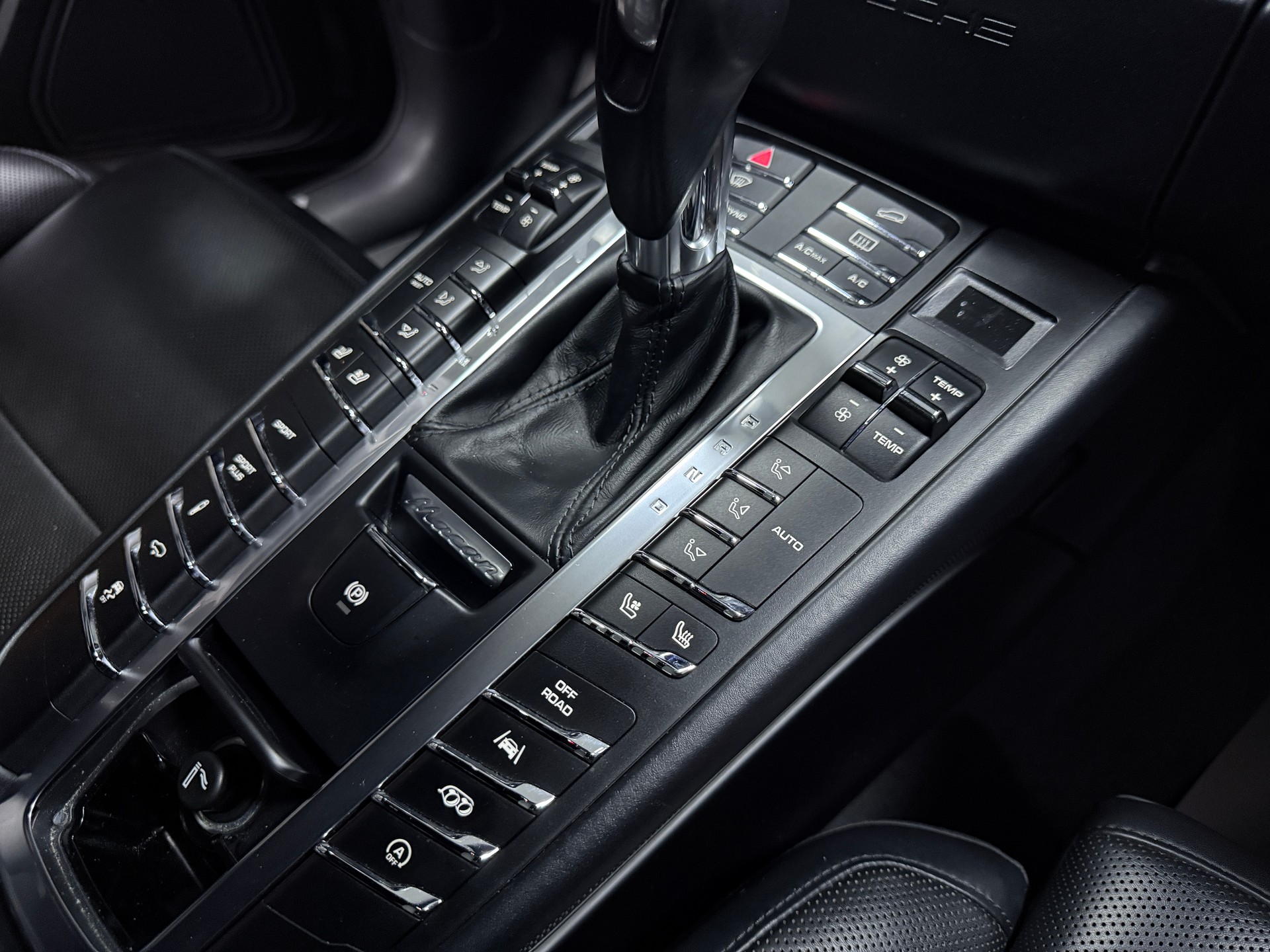 PORSCHE Macan GTS PDK / CH Fahrzeug / Vollausstattung-image-15