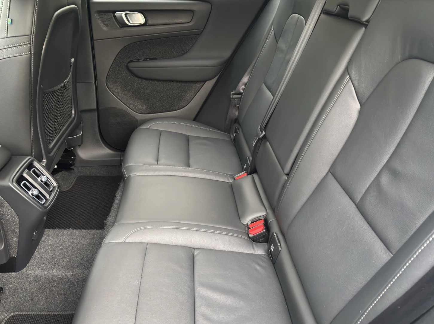 VOLVO XC40 2.0 B4 MH Plus Dark-image-11