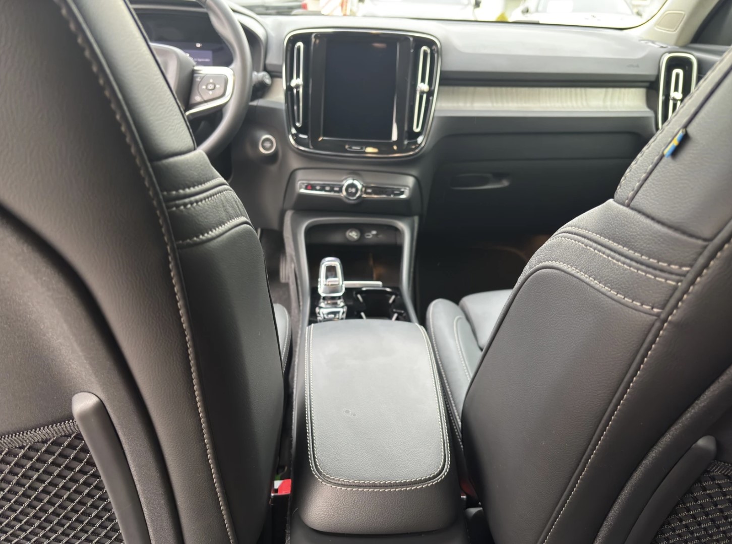VOLVO XC40 2.0 B4 MH Plus Dark-image-10