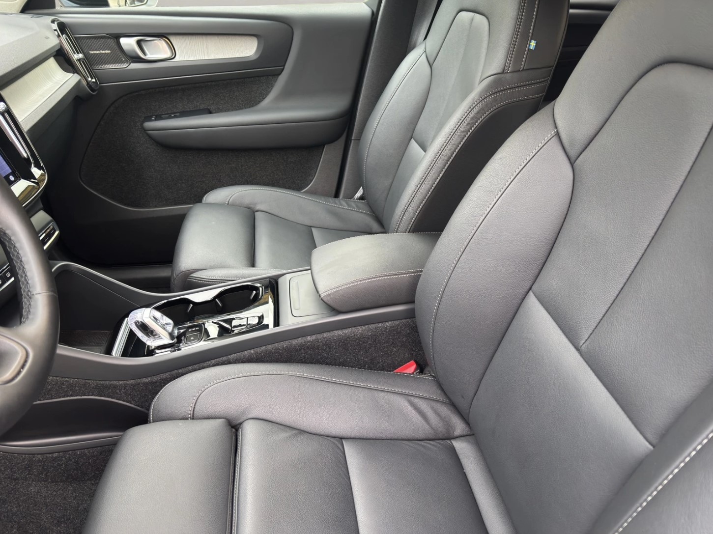 VOLVO XC40 2.0 B4 MH Plus Dark-image-6
