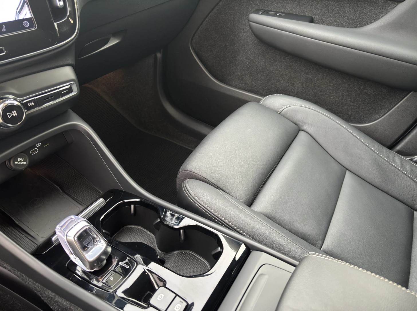 VOLVO XC40 2.0 B4 MH Plus Dark-image-9