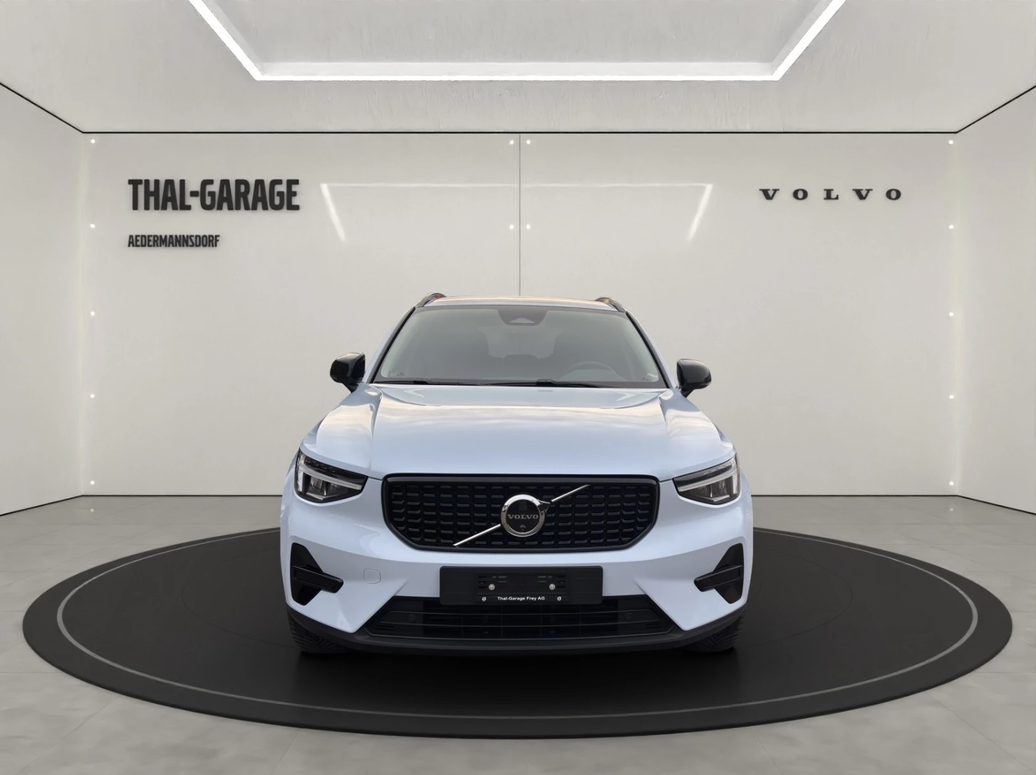 VOLVO XC40 2.0 B4 MH Plus Dark-image-1