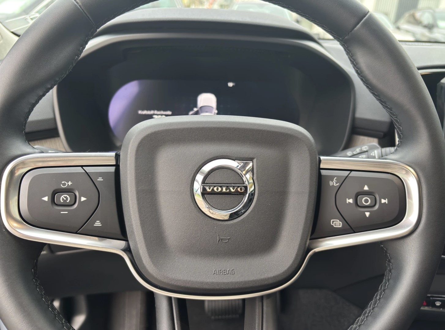 VOLVO XC40 2.0 B4 MH Plus Dark-image-7