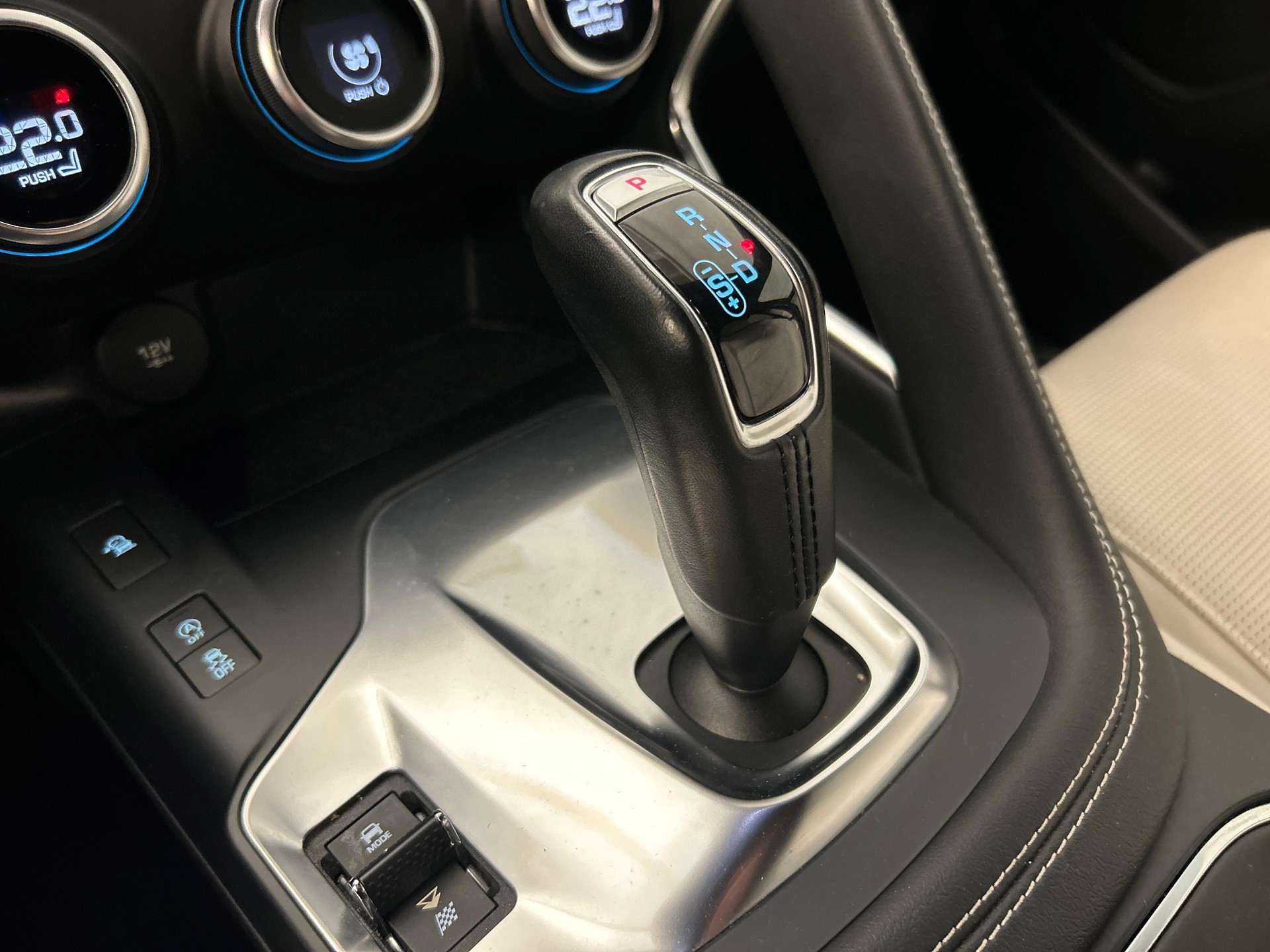JAGUAR E-Pace 2.0 T 200 R-Dynamic S AWD-image-13