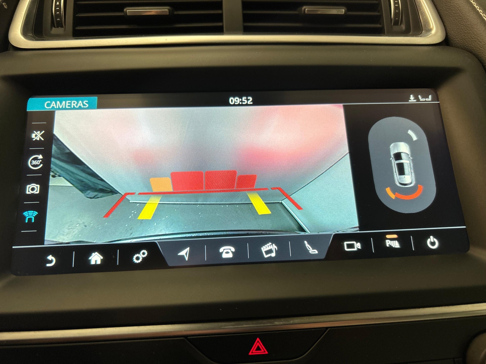 JAGUAR E-Pace 2.0 T 200 R-Dynamic S AWD-image-8