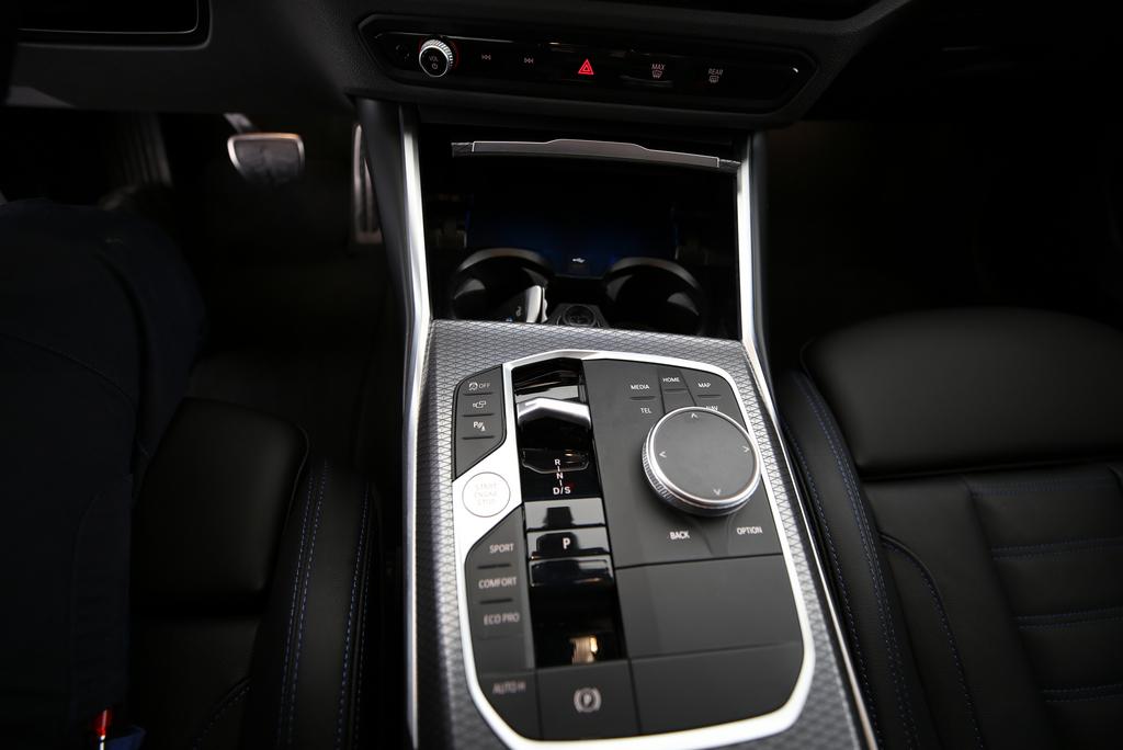 BMW 320d xDrive-image-10