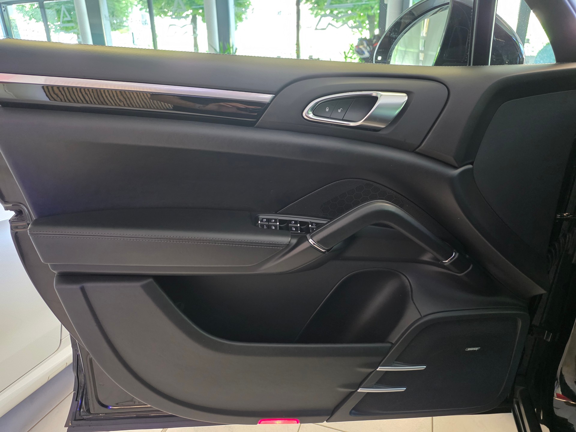 PORSCHE Cayenne S 4.2 V8 TDI Platinum Edition ''alle Service bei Porsche gemacht''-image-6