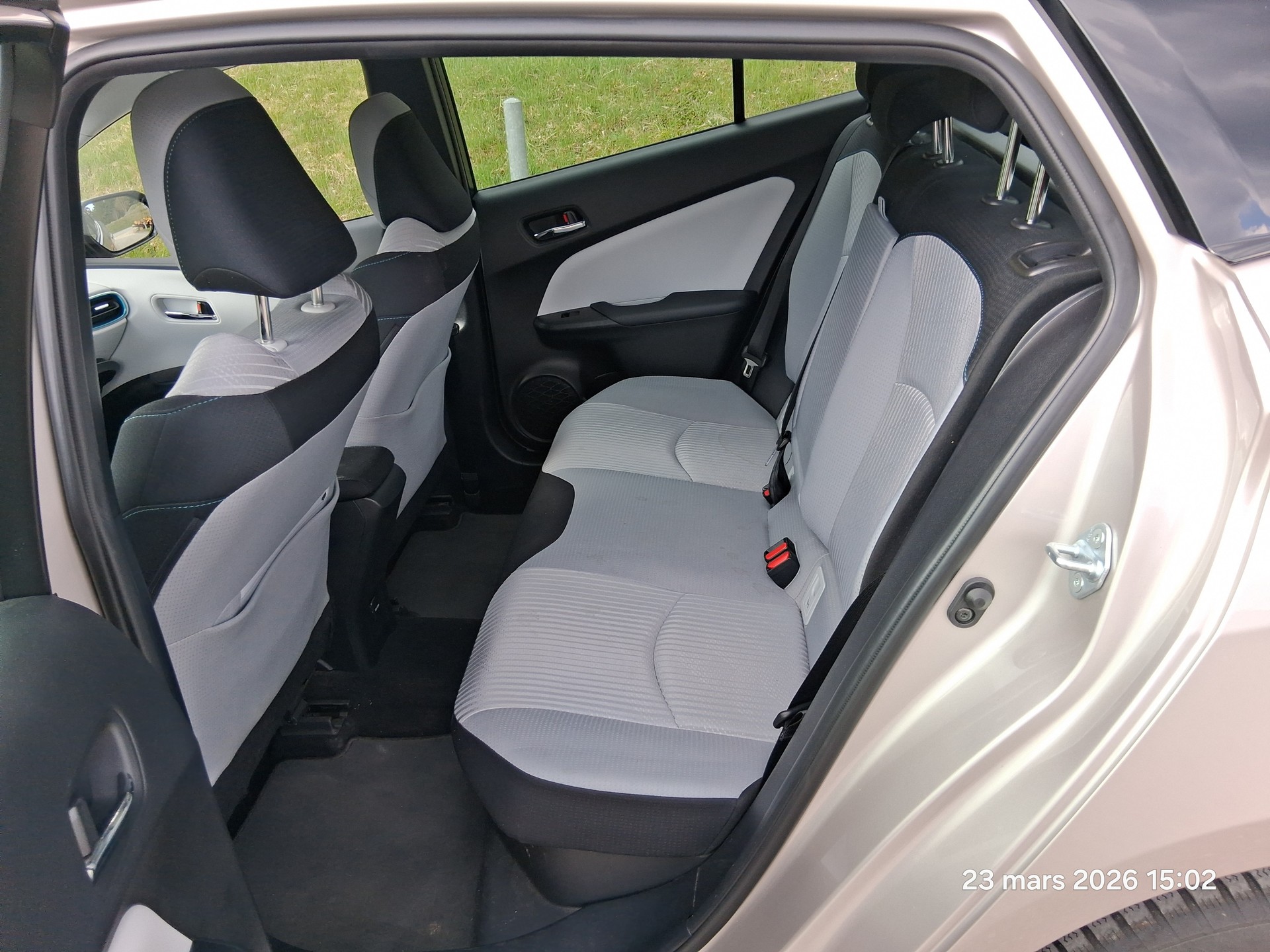 TOYOTA 1.8 VVTi HSD Premium AWD-i-image-3