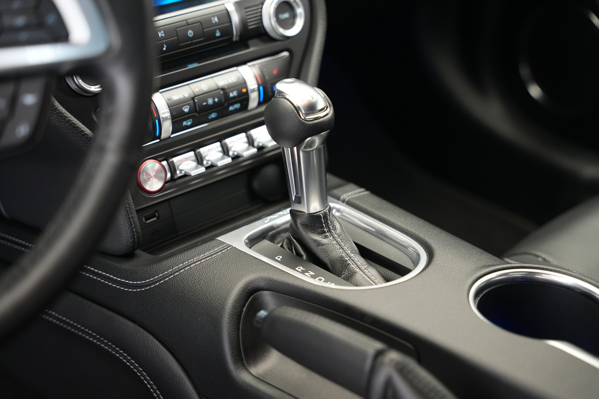 FORD Mustang Fastback 5.0 V8 Mach 1 Automat-image-32