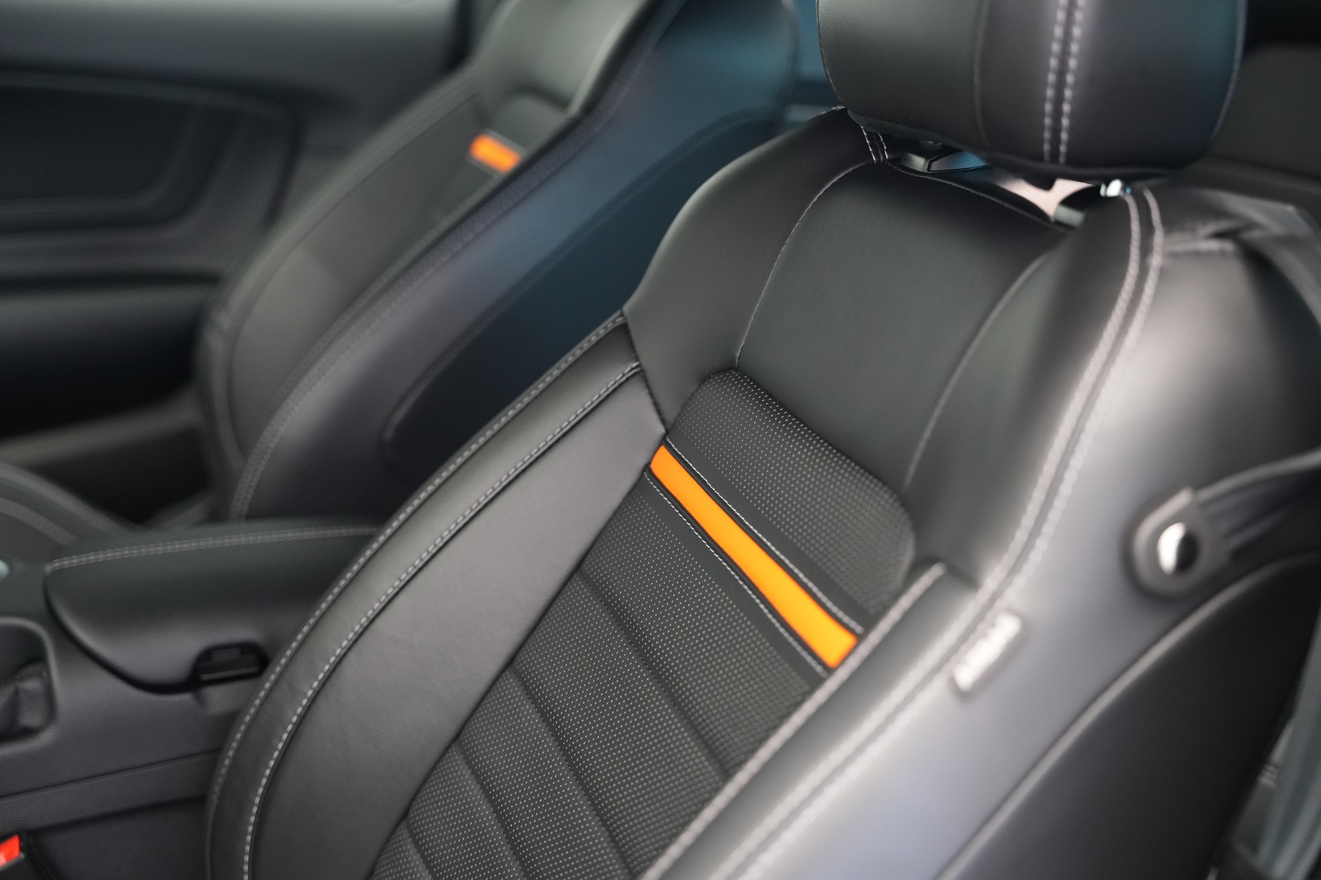 FORD Mustang Fastback 5.0 V8 Mach 1 Automat-image-41