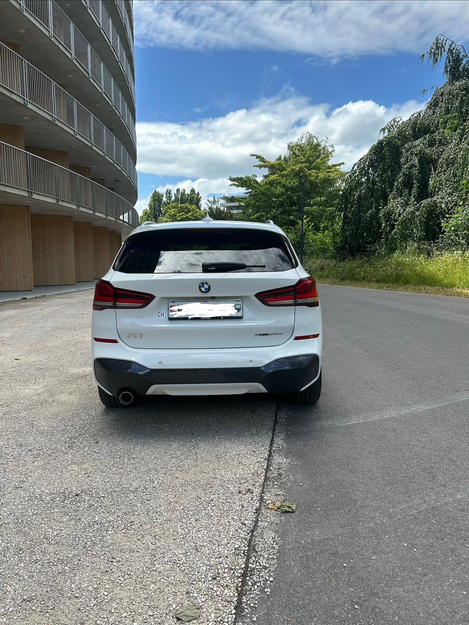 BMW 25e xDrive-image-4