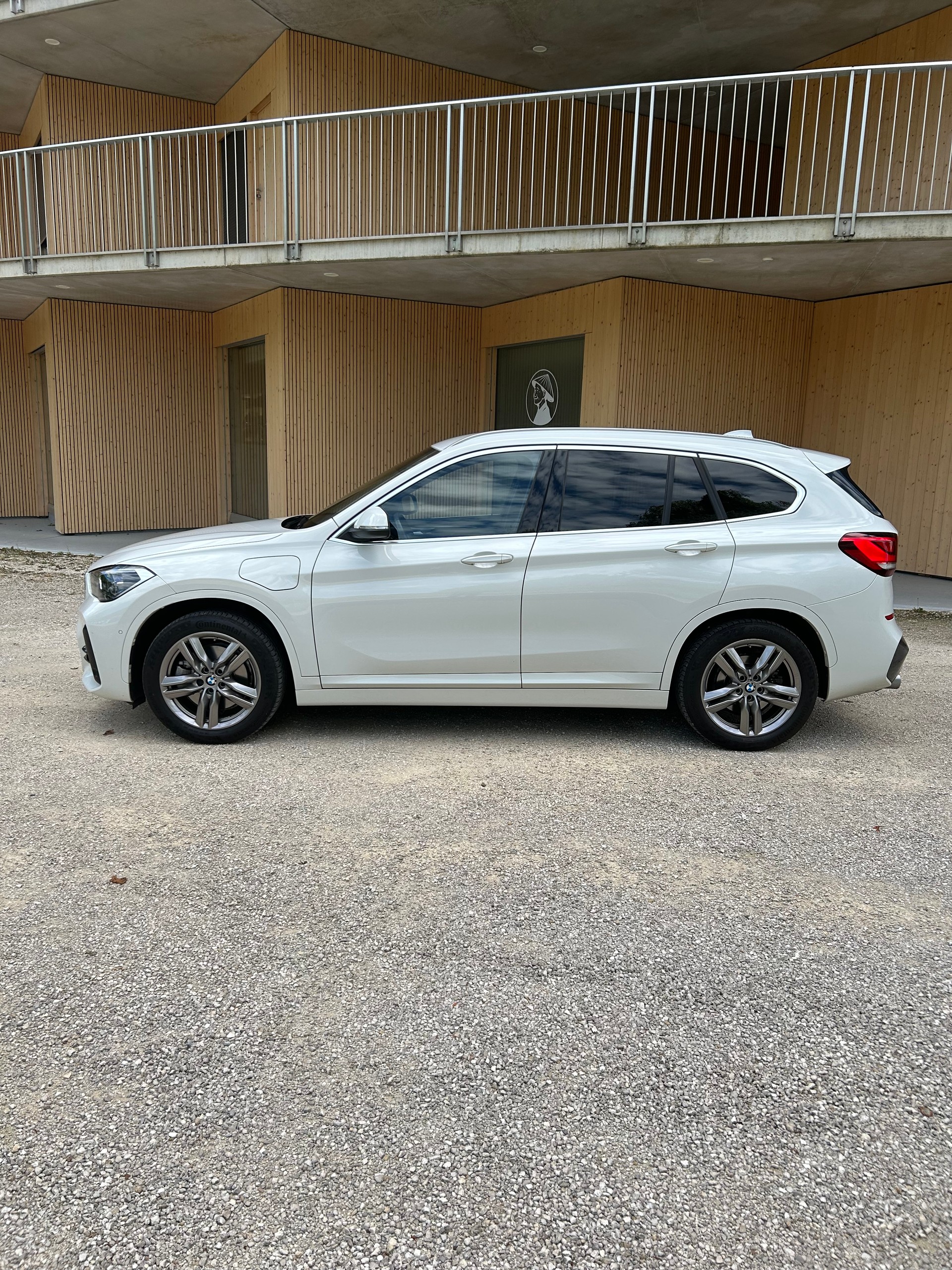 BMW 25e xDrive-image-2