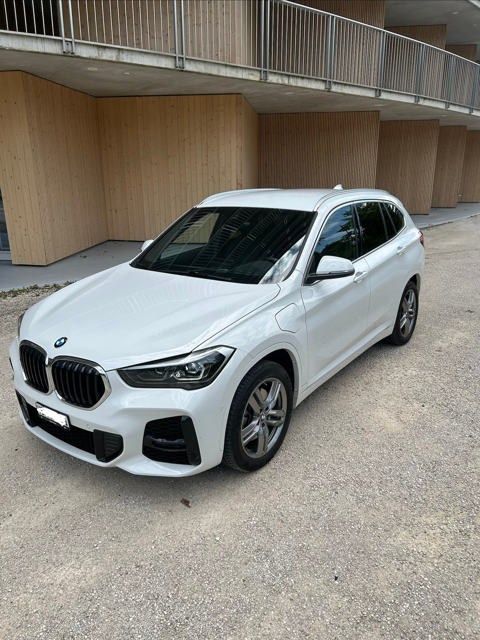BMW 25e xDrive-image-0
