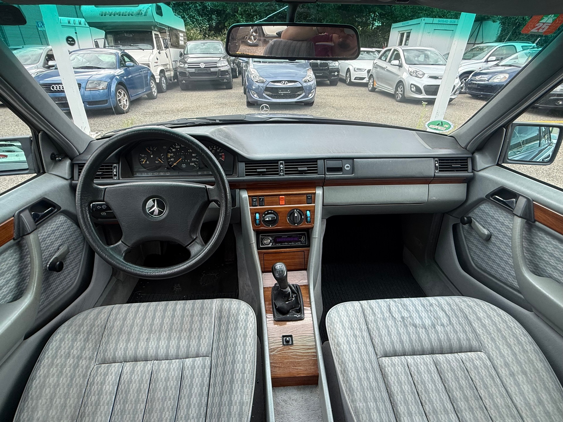 MERCEDES-BENZ 230 E-image-9