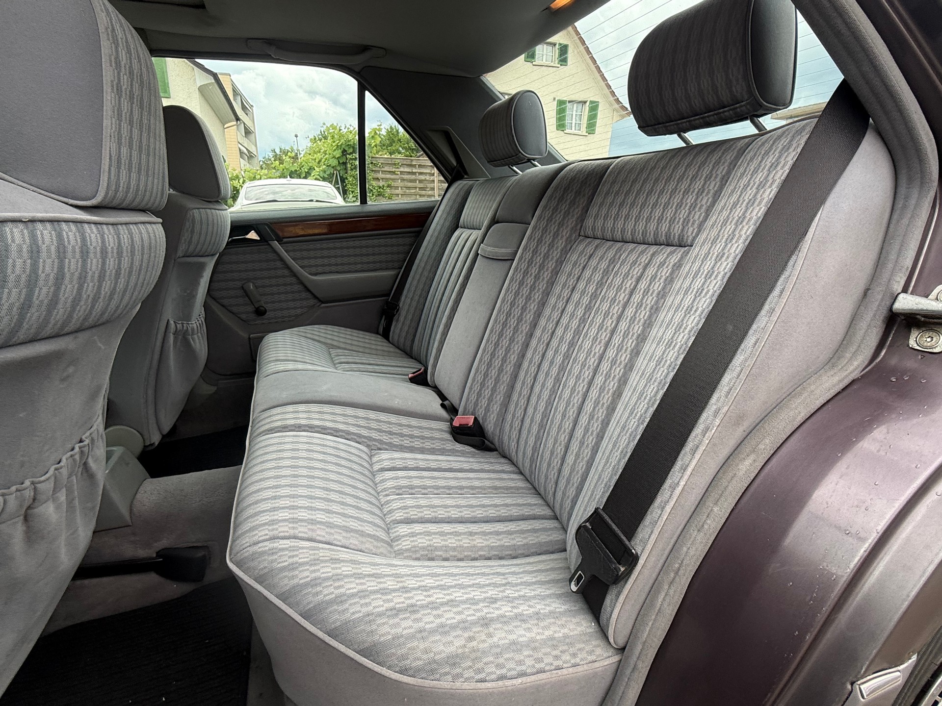 MERCEDES-BENZ 230 E-image-13