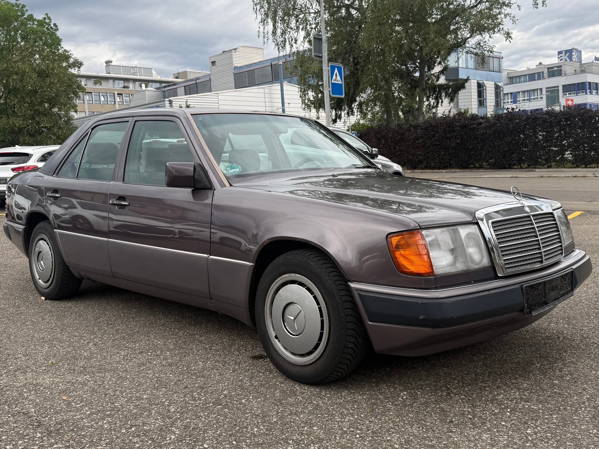 MERCEDES-BENZ 230 E-image-0