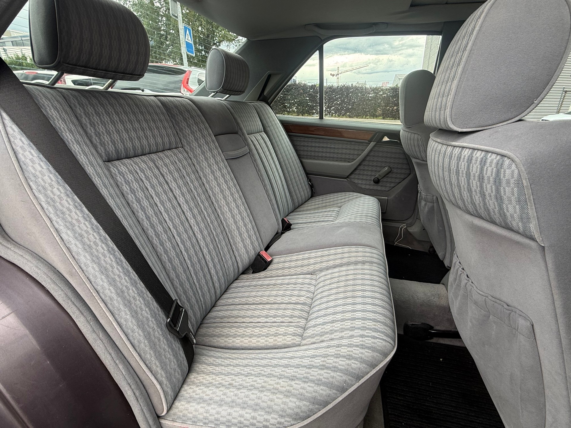MERCEDES-BENZ 230 E-image-14