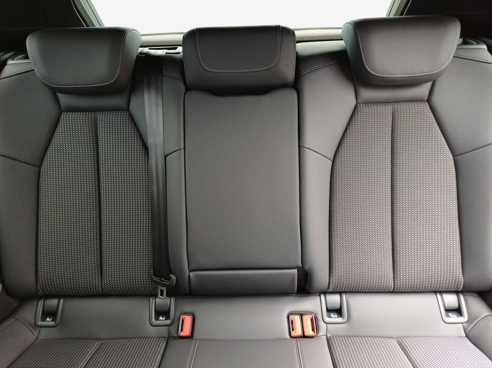 AUDI A3 Sportback TFSI 110 kW S line Attraction S tronic-image-11