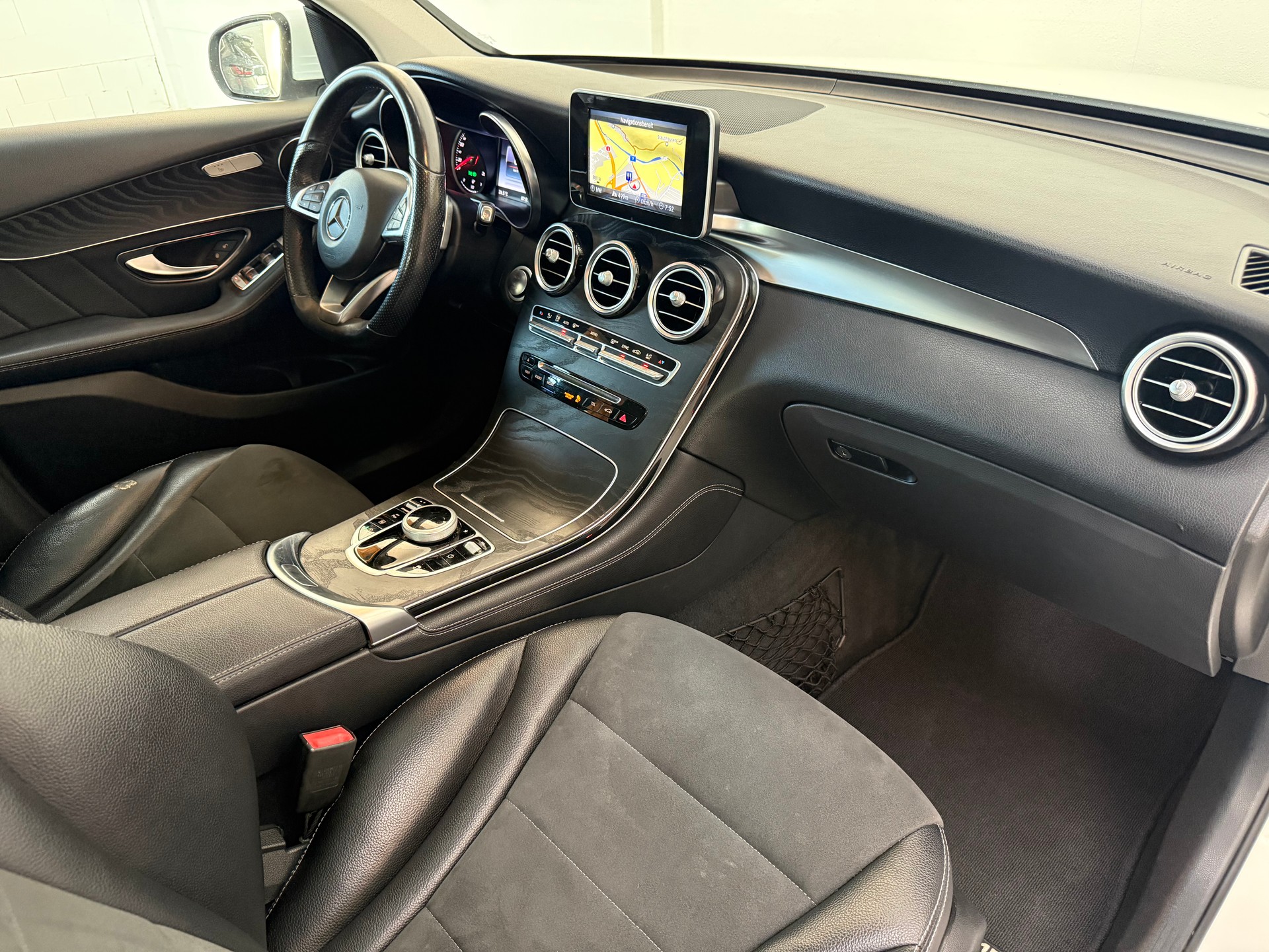 MERCEDES-BENZ GLC 250 d AMG Line 4Matic 9G-Tronic-image-12
