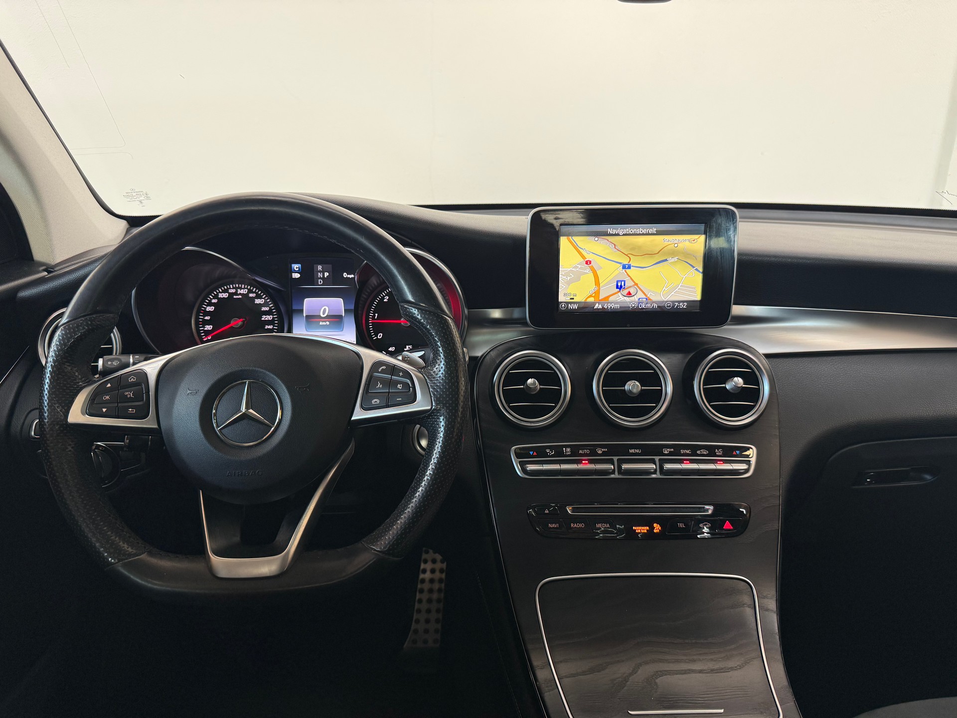 MERCEDES-BENZ GLC 250 d AMG Line 4Matic 9G-Tronic-image-17
