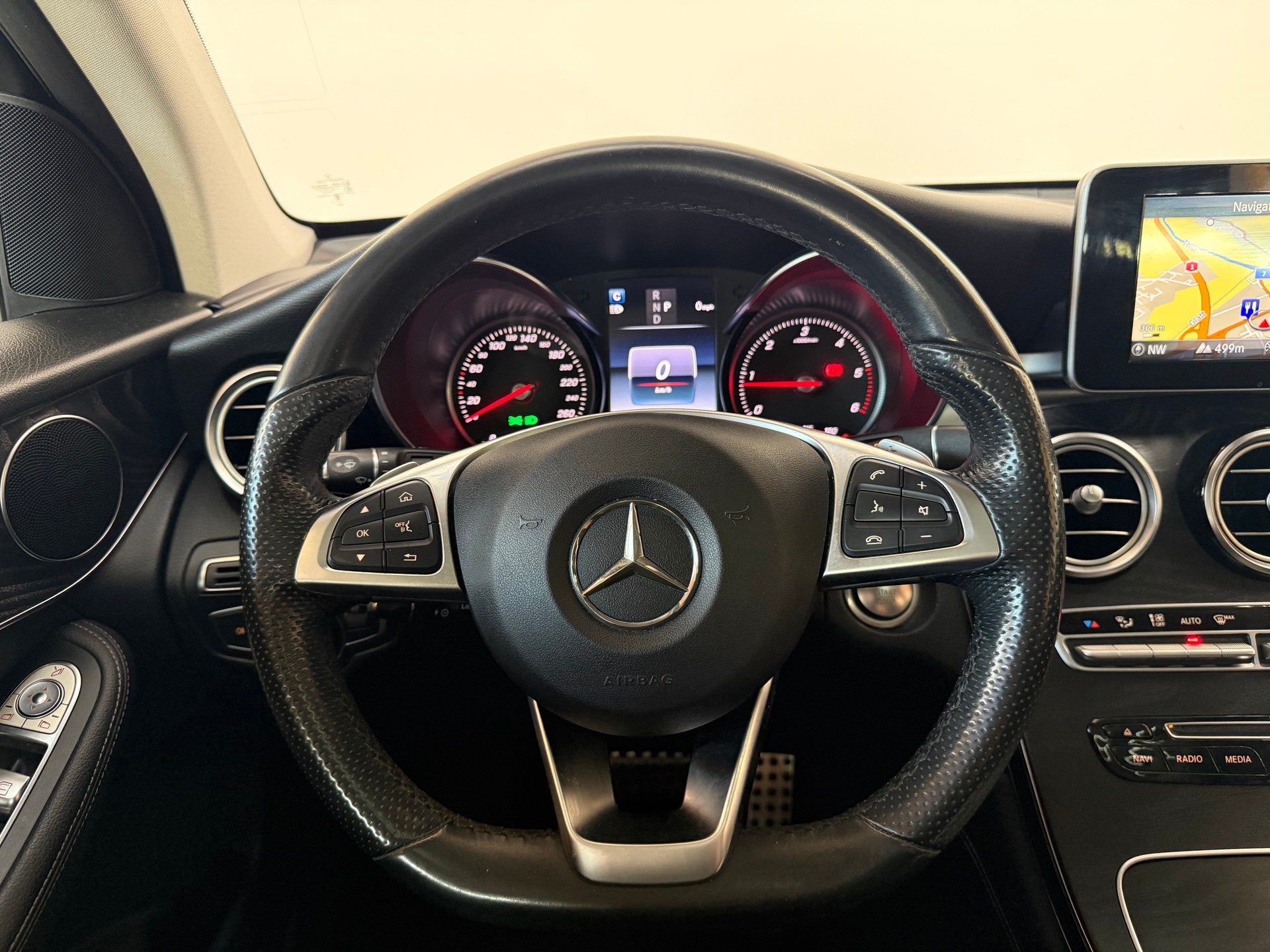 MERCEDES-BENZ GLC 250 d AMG Line 4Matic 9G-Tronic-image-16