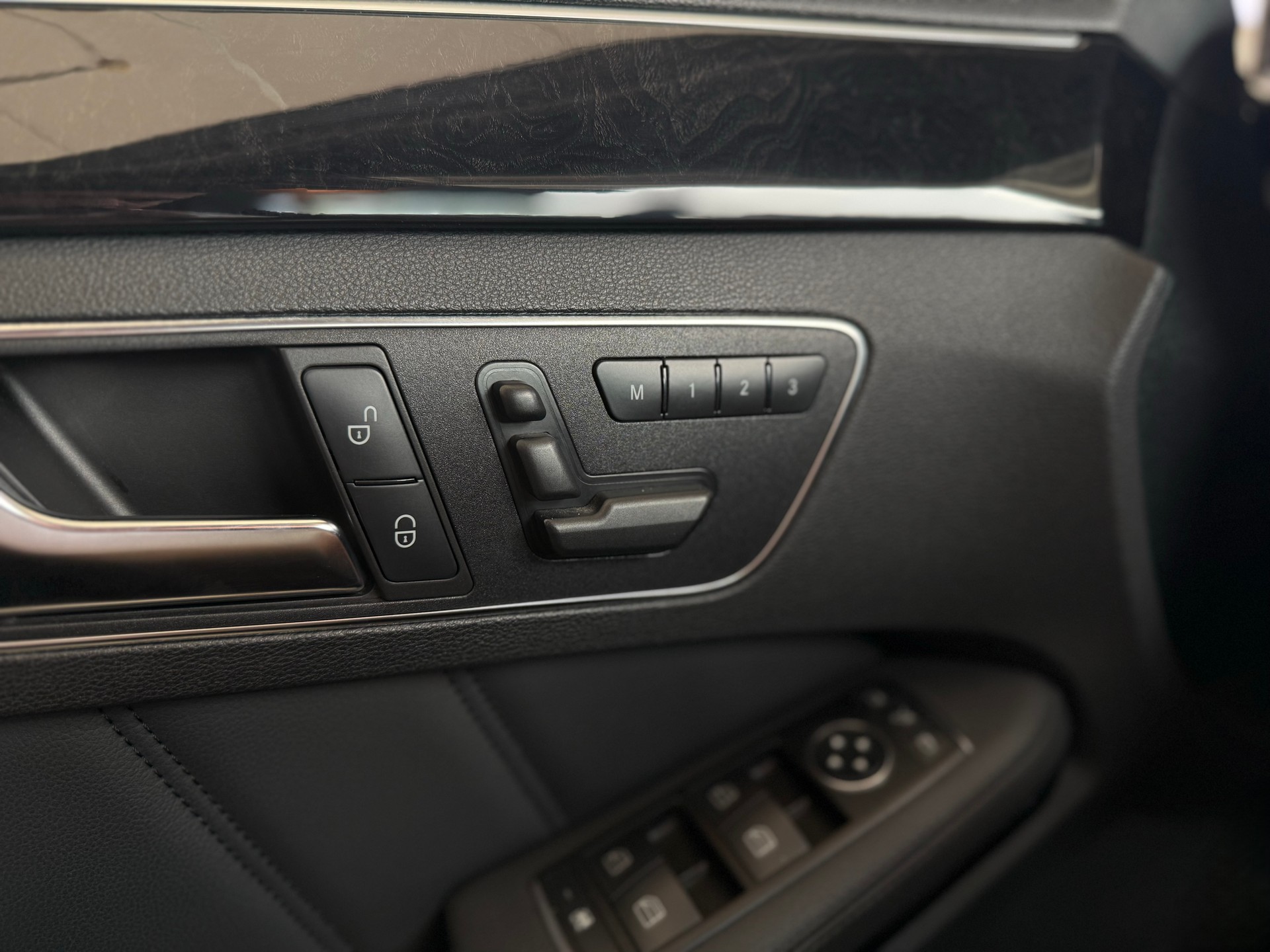 MERCEDES-BENZ E 350 CDI BlueEfficiency Avantgarde 7G-Tronic-image-15