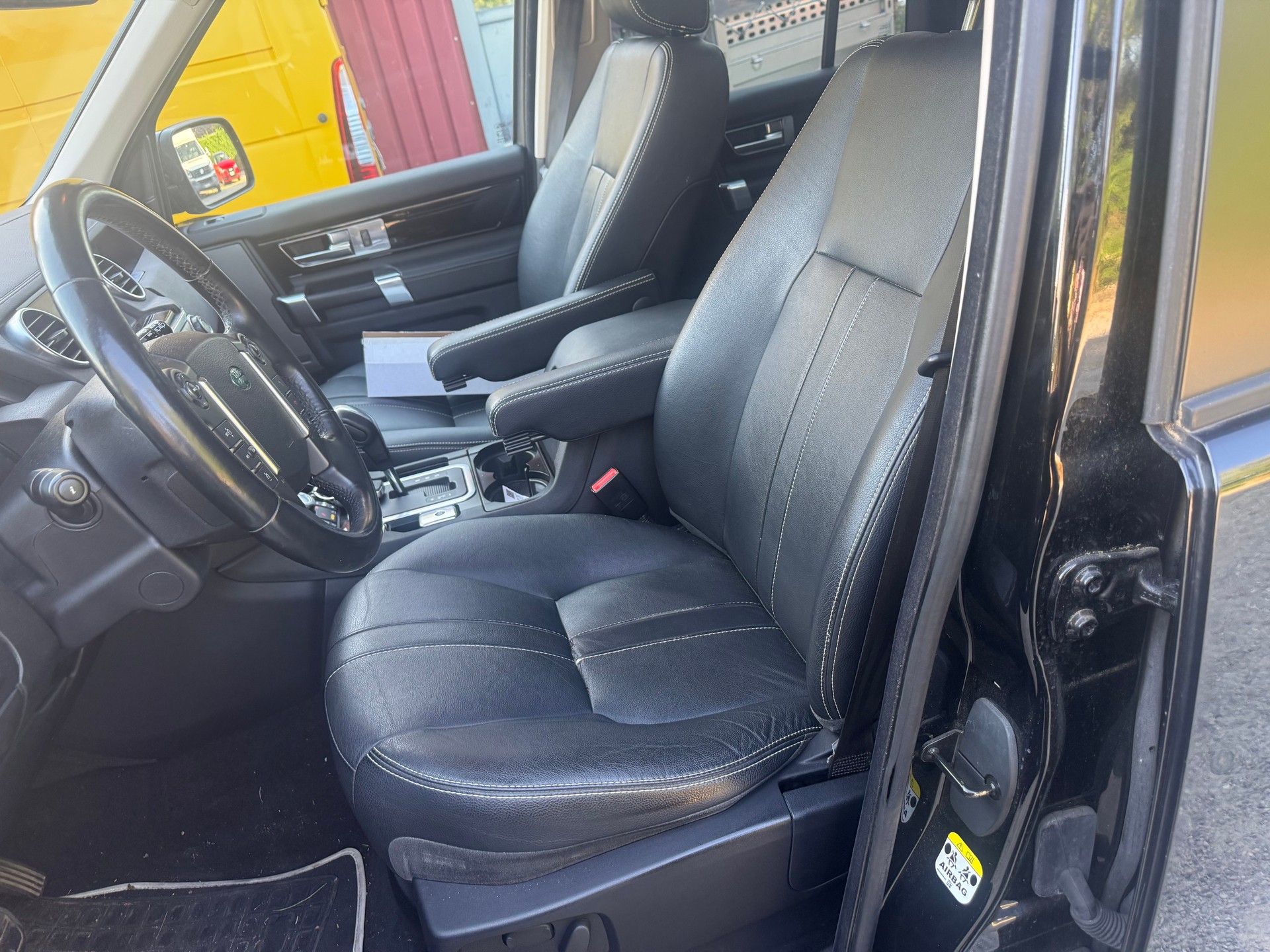 LAND ROVER Discovery 3.0 TDV6 Black&White Automatic-image-7