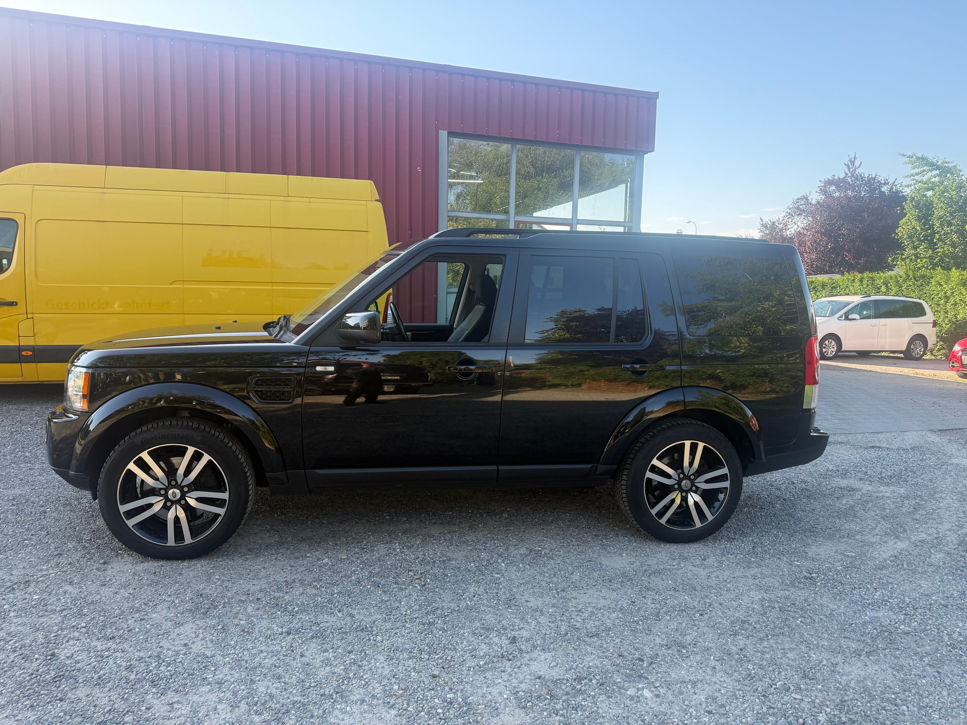 LAND ROVER Discovery 3.0 TDV6 Black&White Automatic-image-1