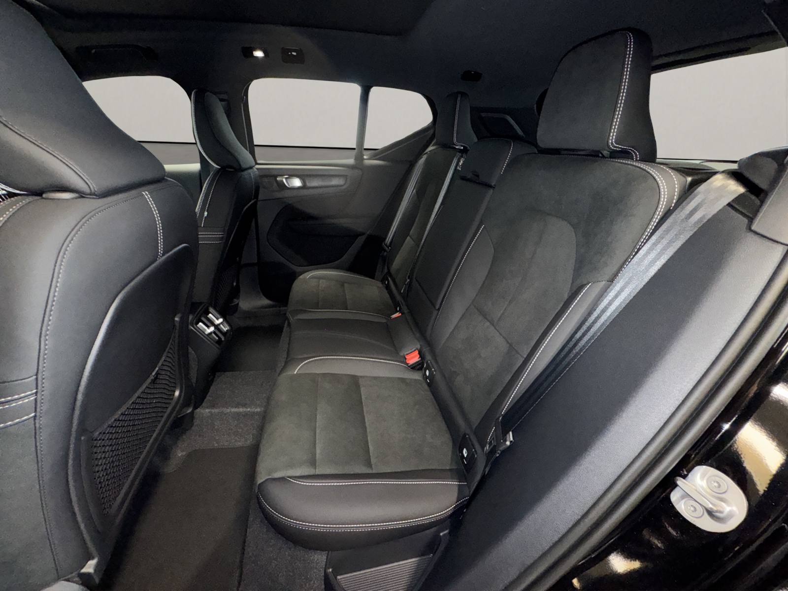VOLVO XC40 2.0 B4 MH Black Edition-image-14