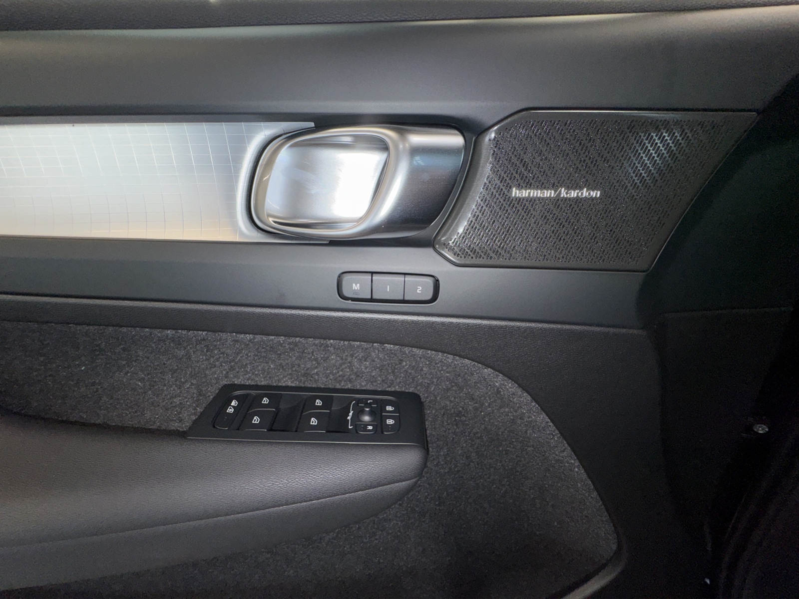 VOLVO XC40 2.0 B4 MH Black Edition-image-12