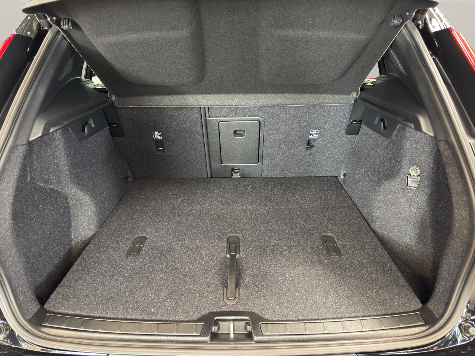VOLVO XC40 2.0 B4 MH Black Edition-image-15