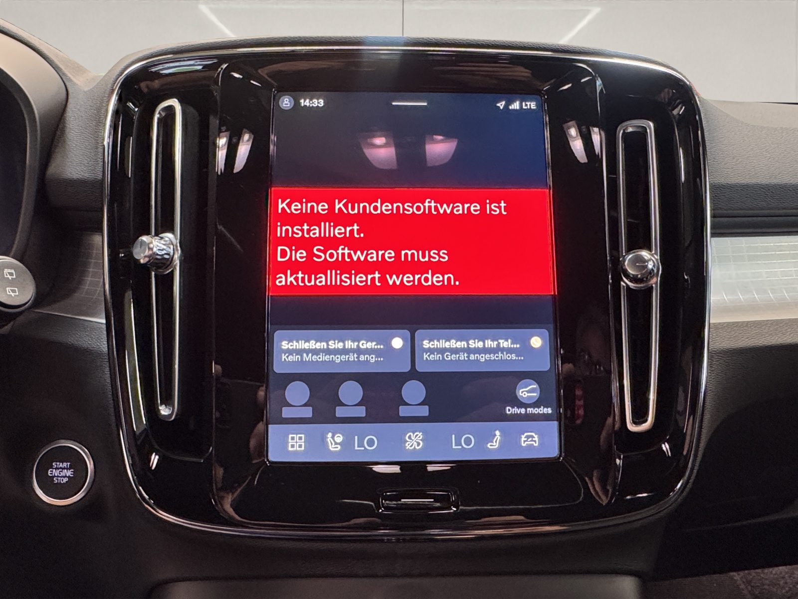 VOLVO XC40 2.0 B4 MH Black Edition-image-10