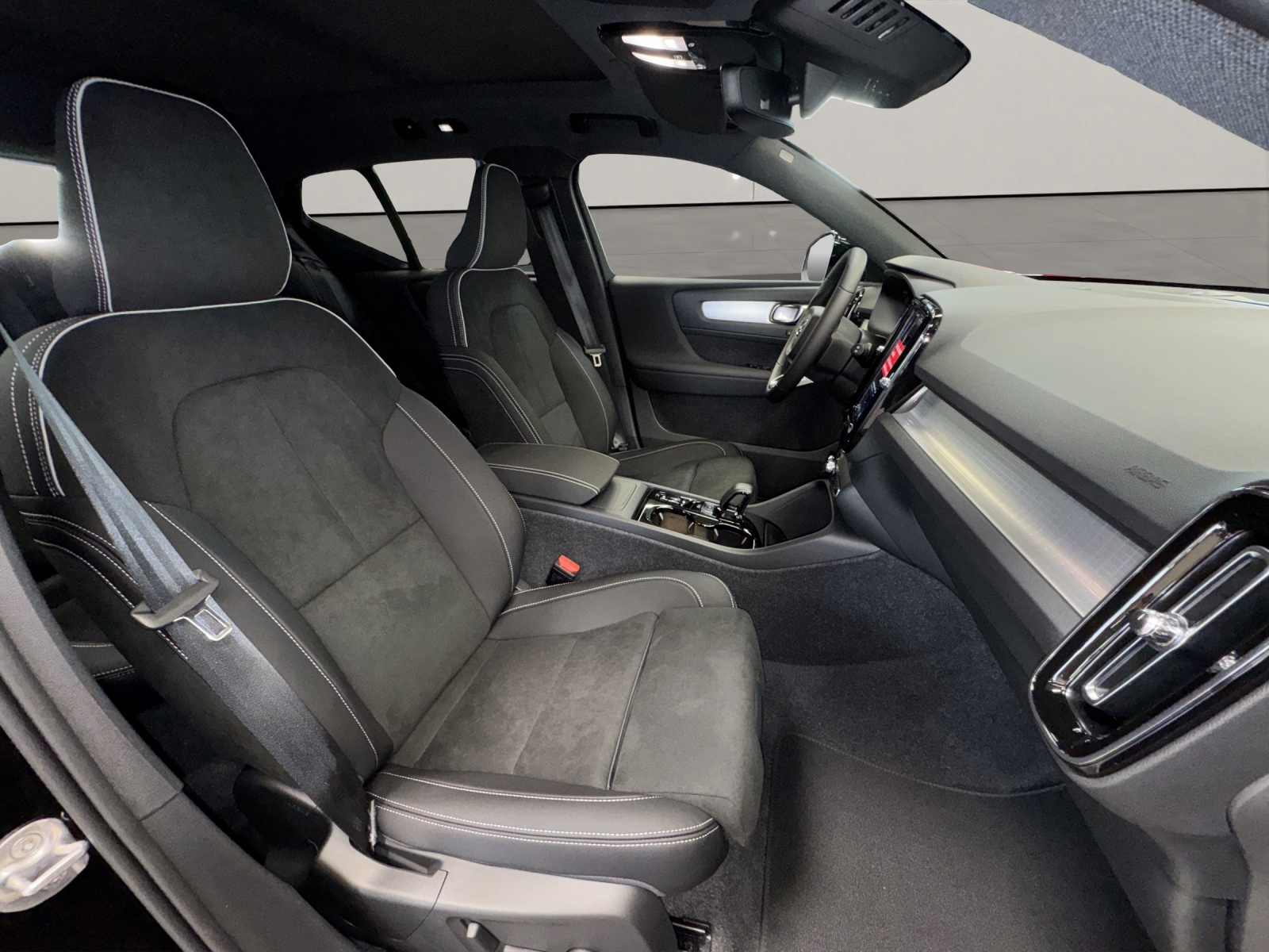 VOLVO XC40 2.0 B4 MH Black Edition-image-11