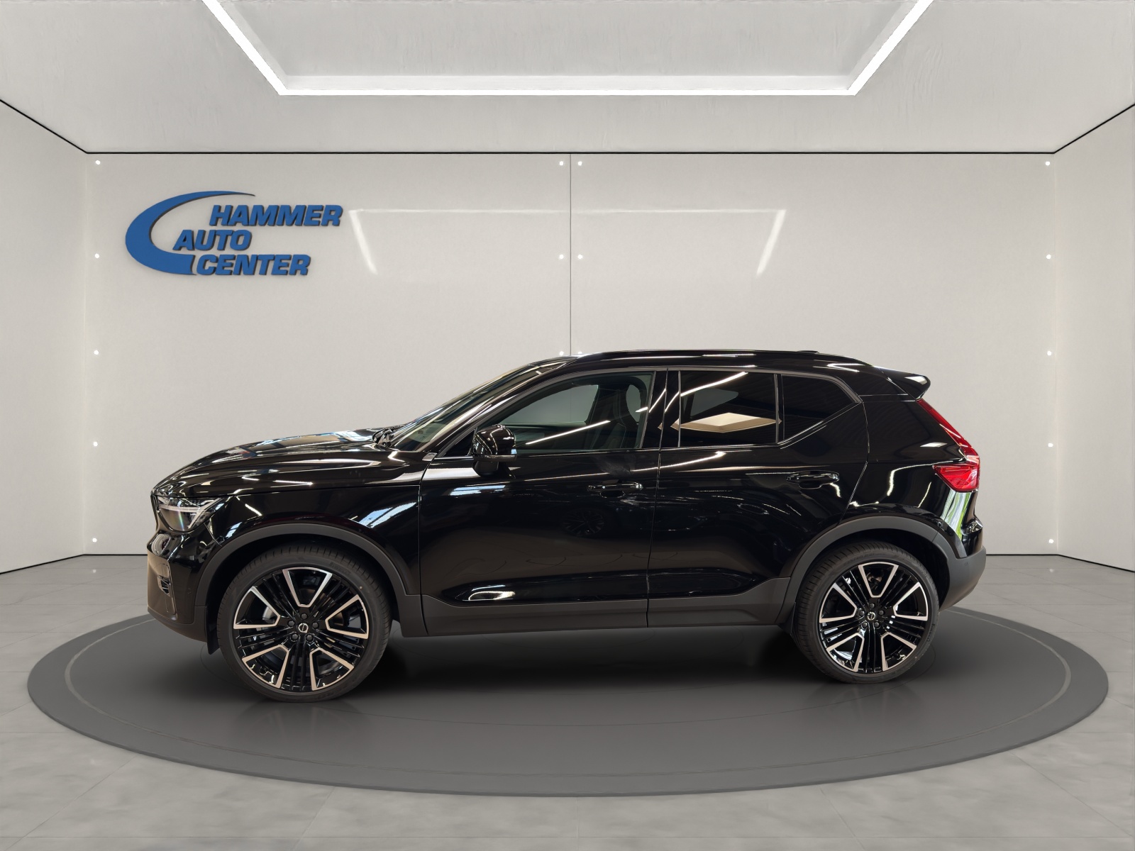VOLVO XC40 2.0 B4 MH Black Edition-image-1