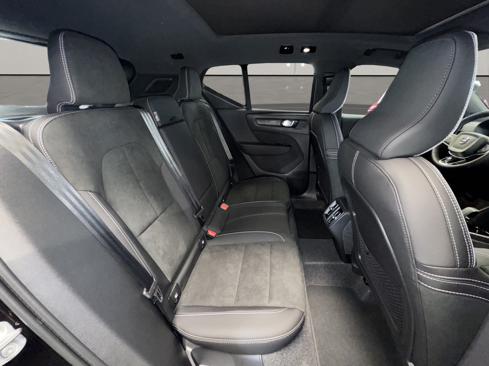 VOLVO XC40 2.0 B4 MH Black Edition-image-13