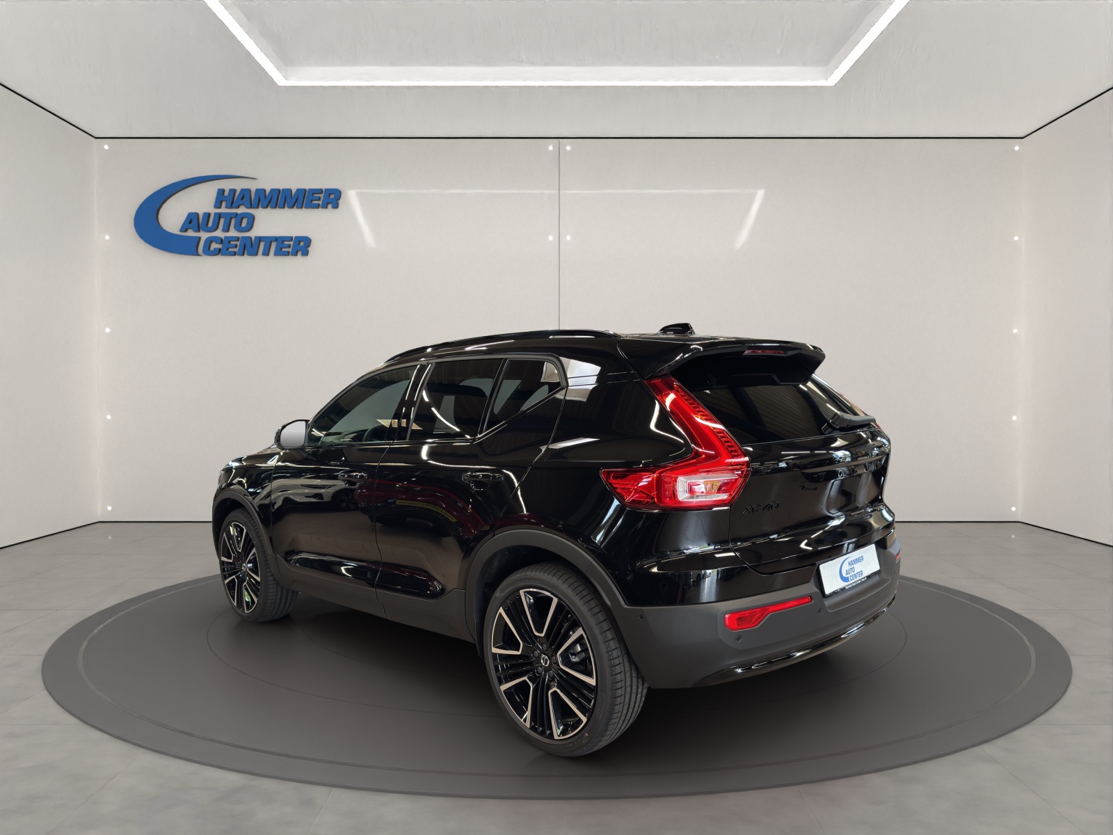 VOLVO XC40 2.0 B4 MH Black Edition-image-2