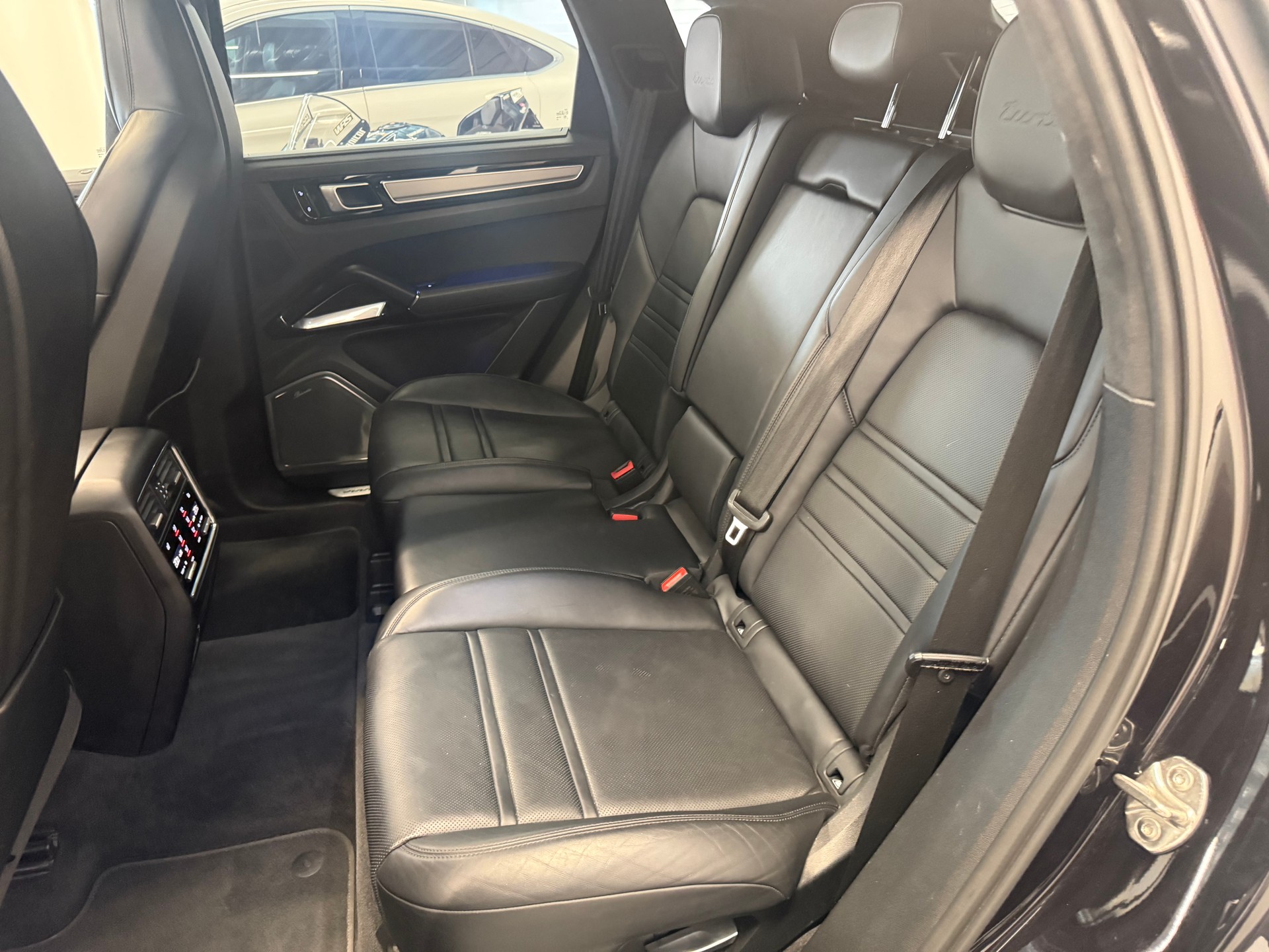 PORSCHE Cayenne Turbo-image-14
