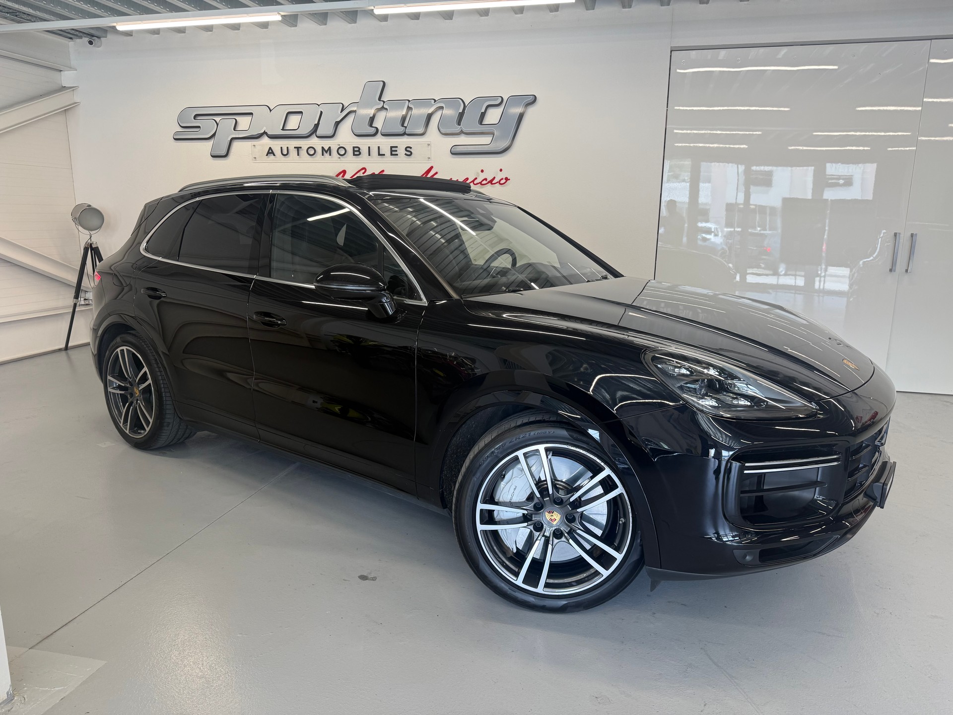 PORSCHE Cayenne Turbo-image-2