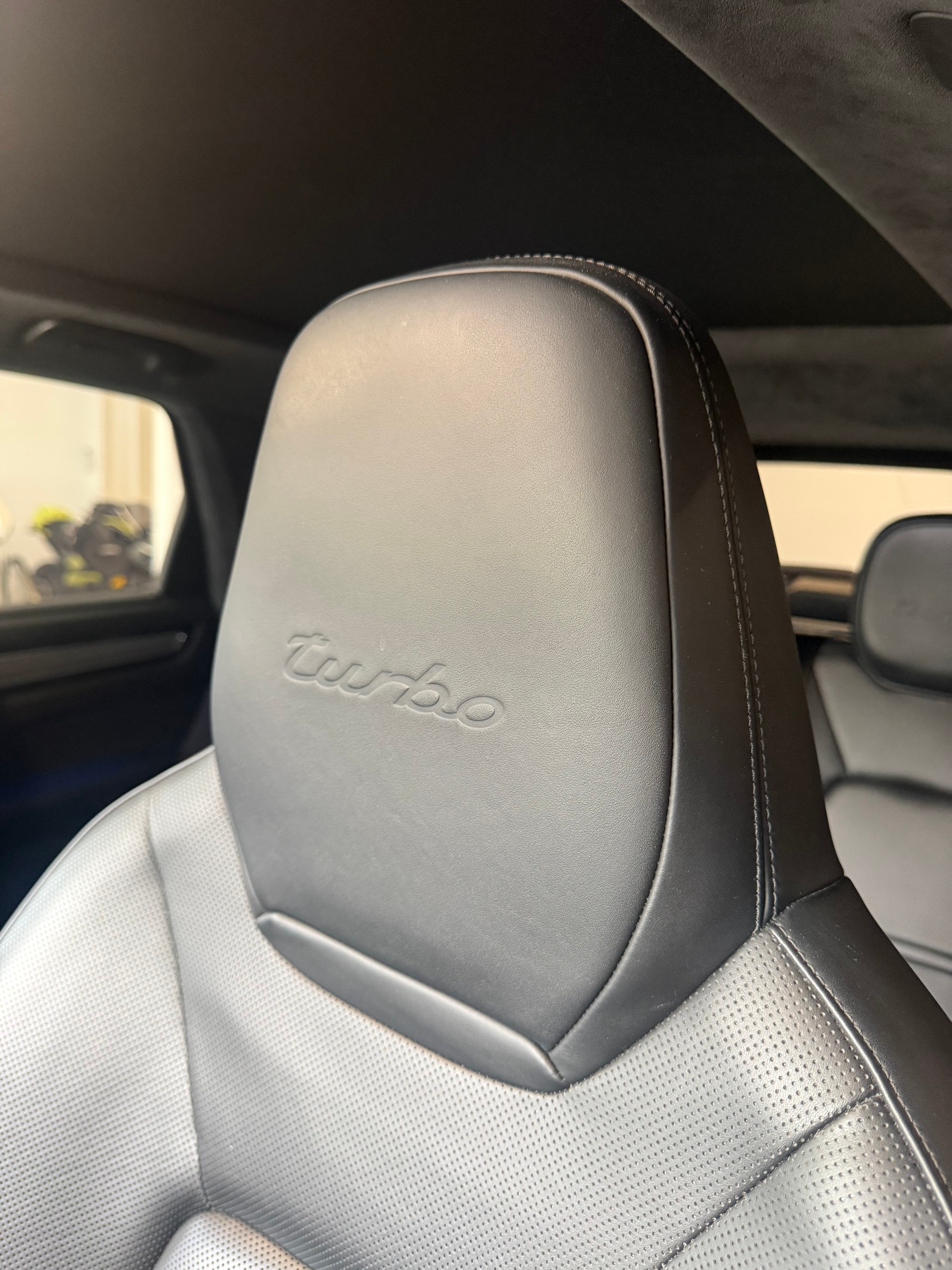 PORSCHE Cayenne Turbo-image-22