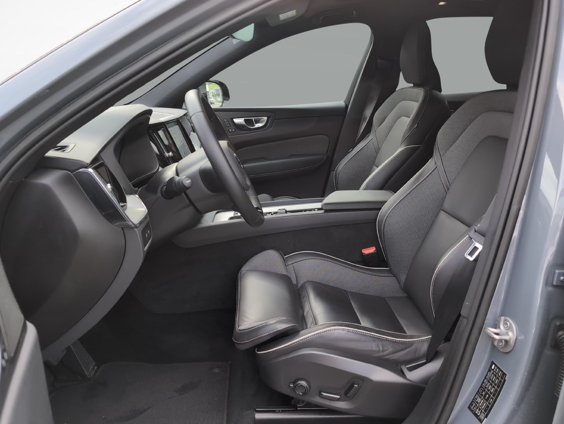VOLVO XC60 2.0 T6 TE Ultimate Dark eAWD-image-9