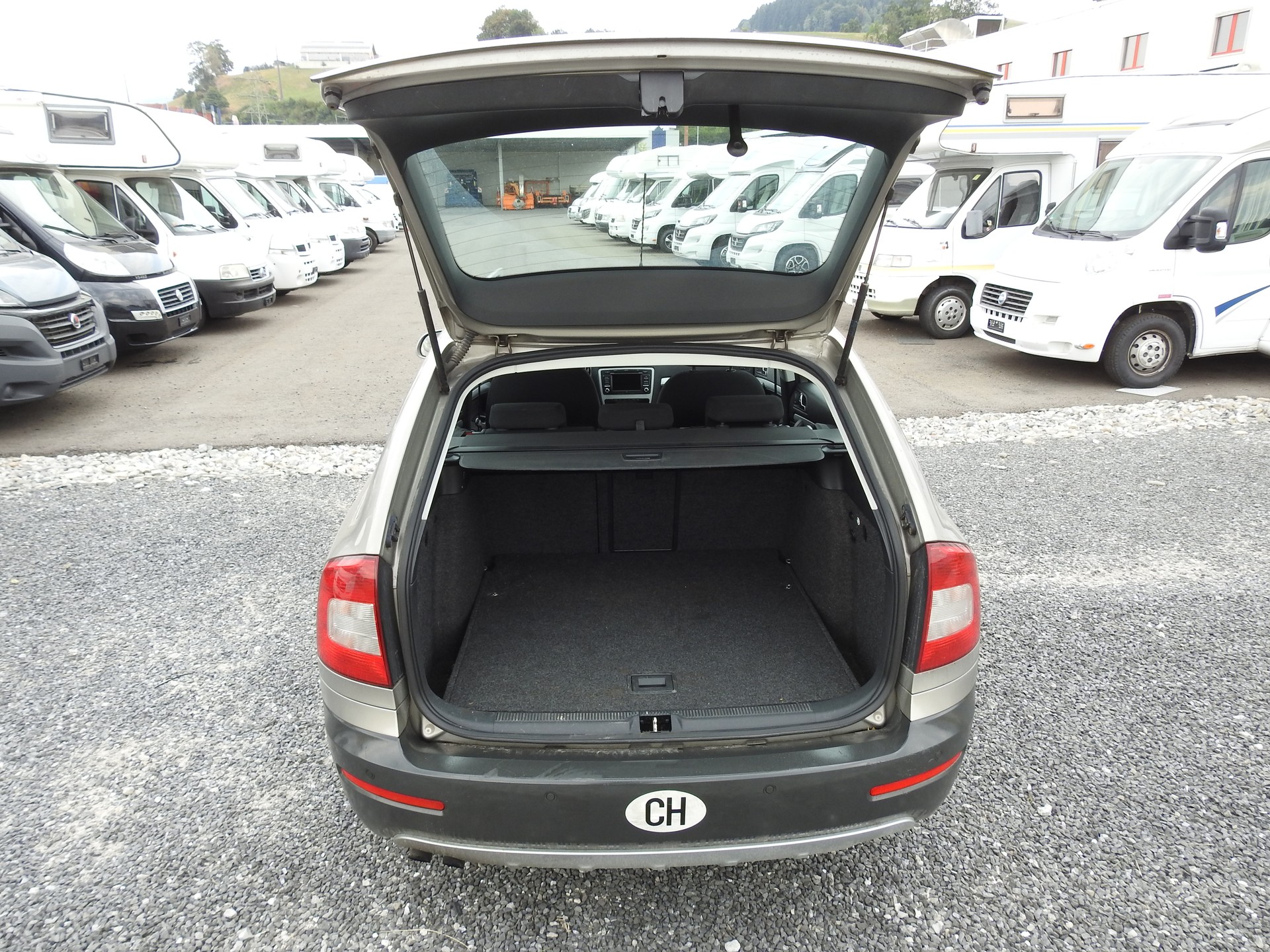 SKODA Octavia Combi 1.8 TSI Scout 4x4-image-10