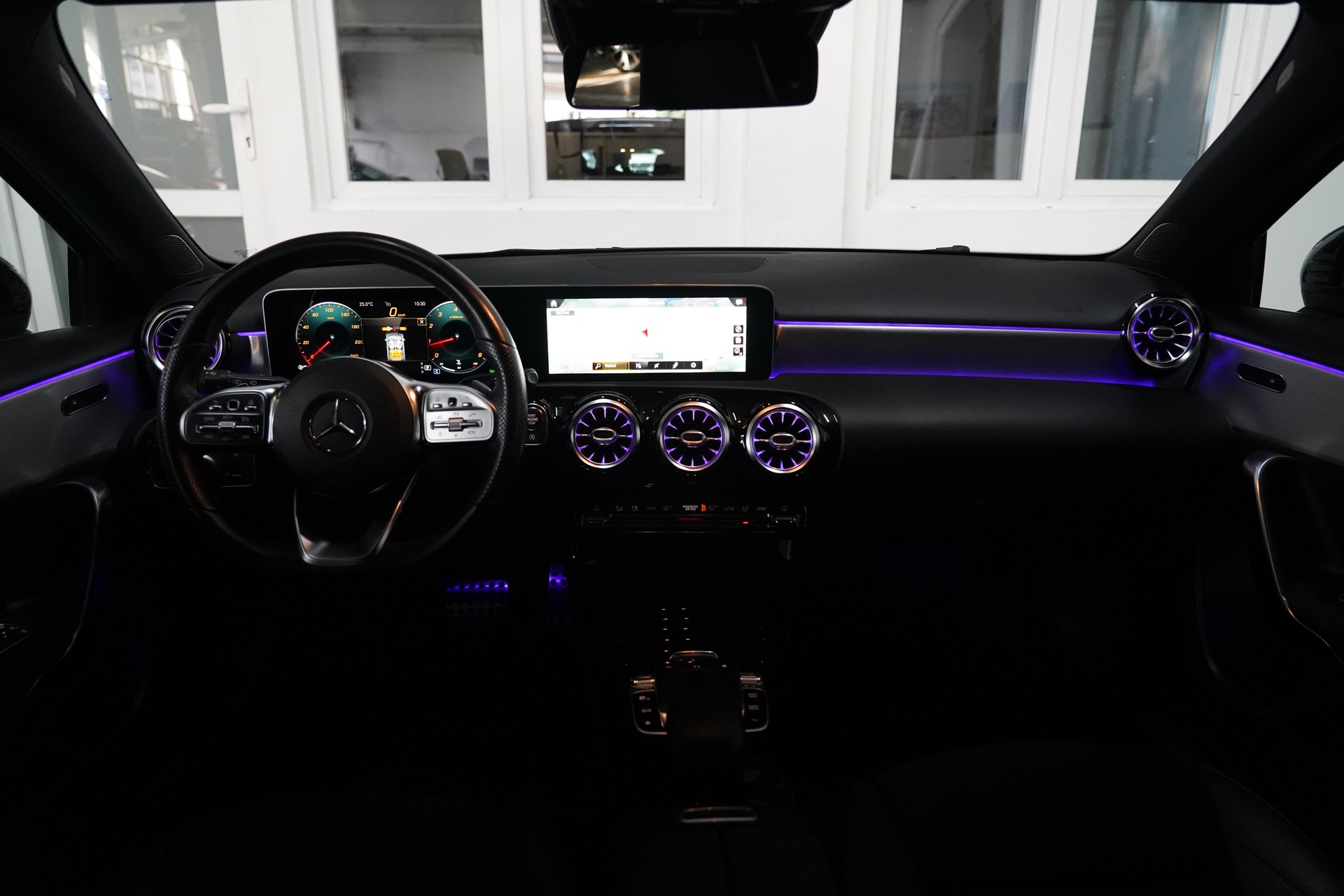 MERCEDES-BENZ A 180 AMG Line 7G-DCT-image-12