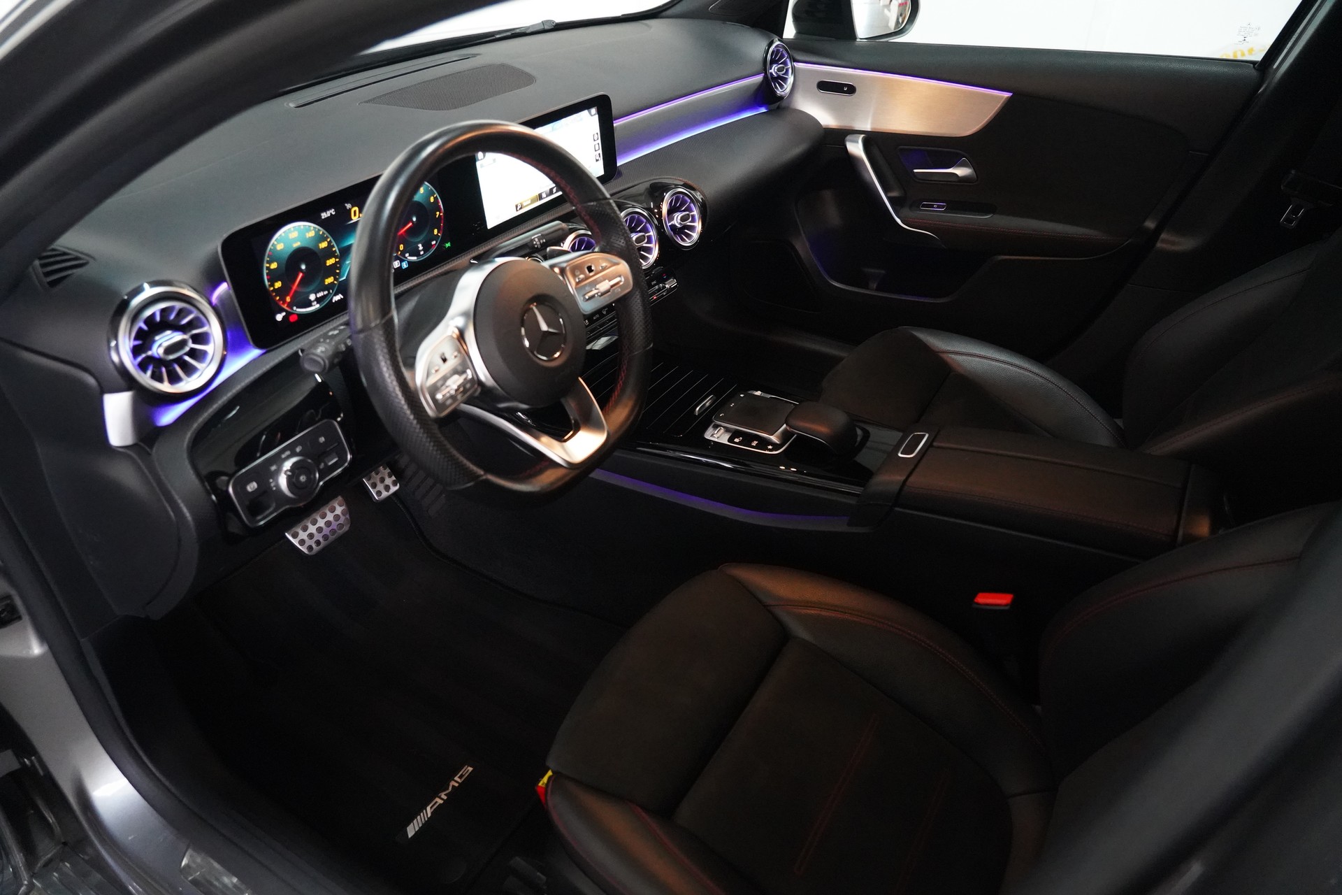MERCEDES-BENZ A 180 AMG Line 7G-DCT-image-9