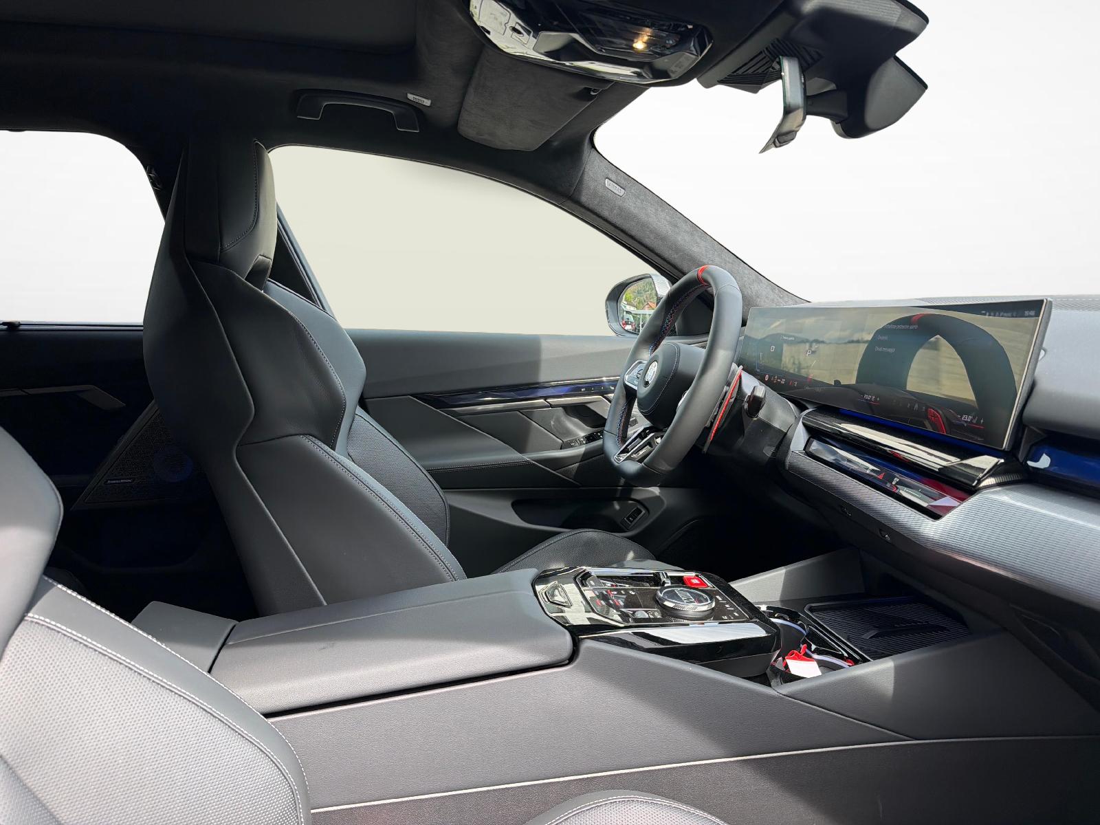 BMW M5 xDrive Touring-image-16