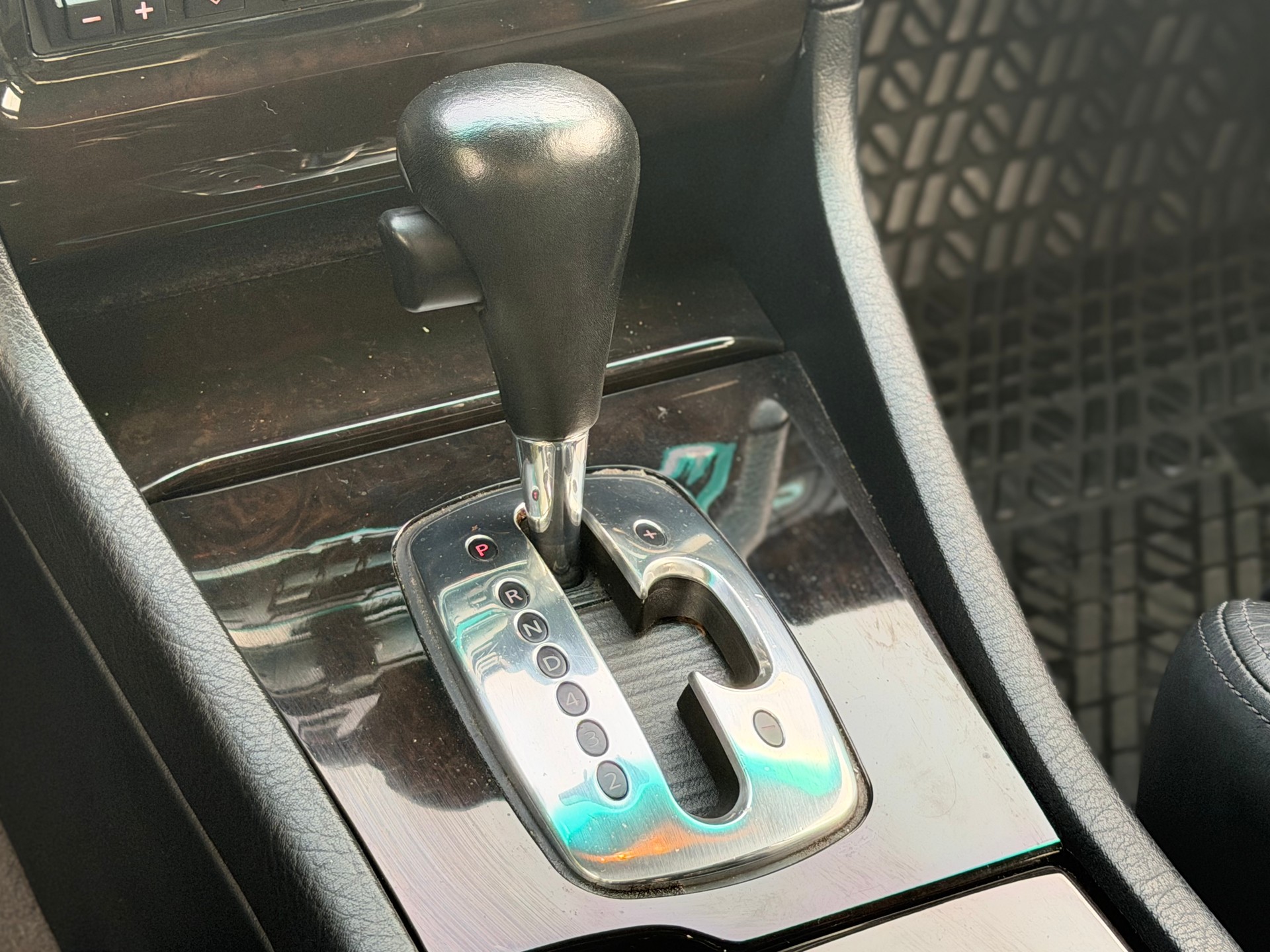 AUDI S8 4.2 quattro-image-14
