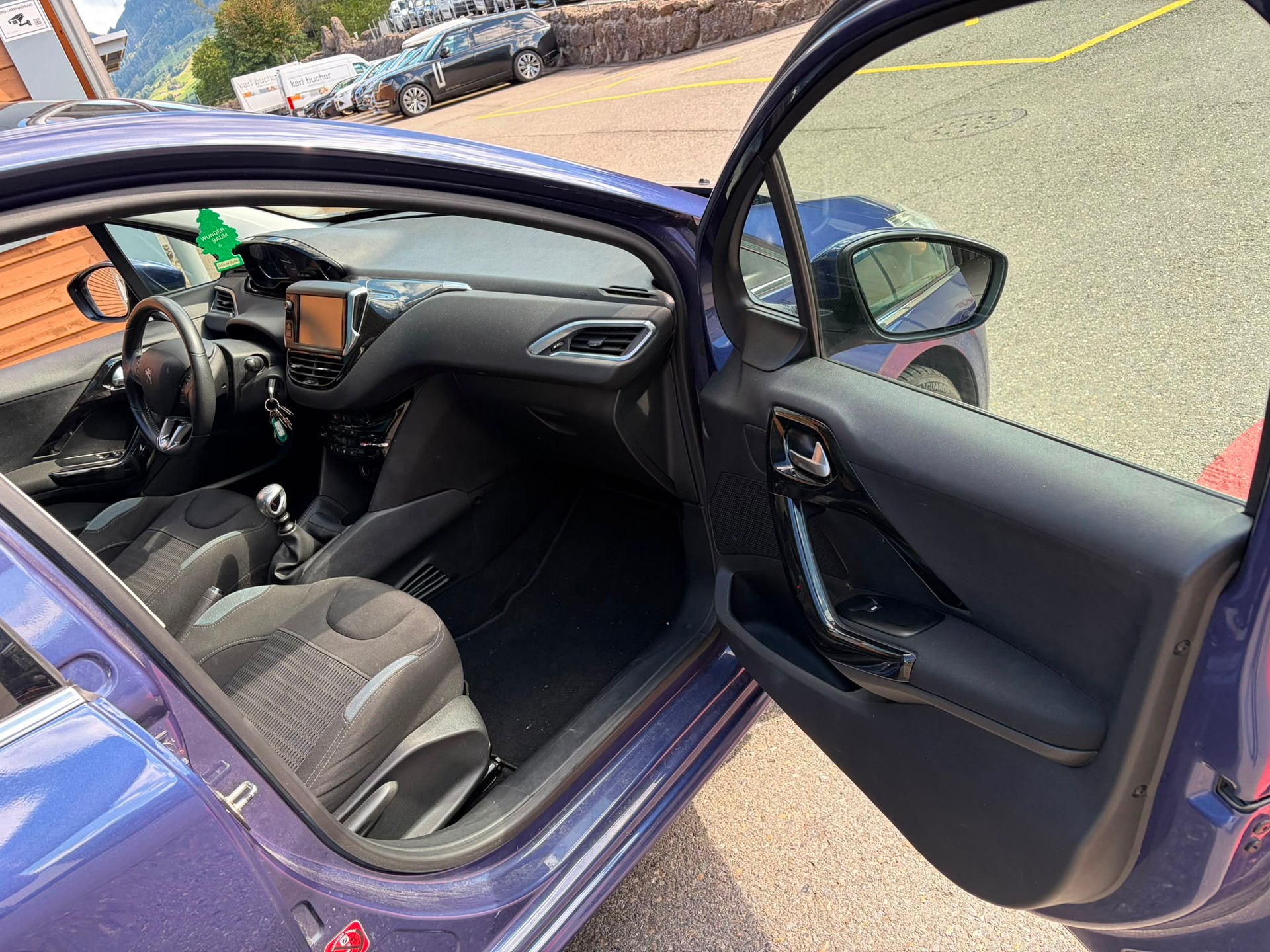 PEUGEOT 208 1.6 BlueHDi Allure-image-5