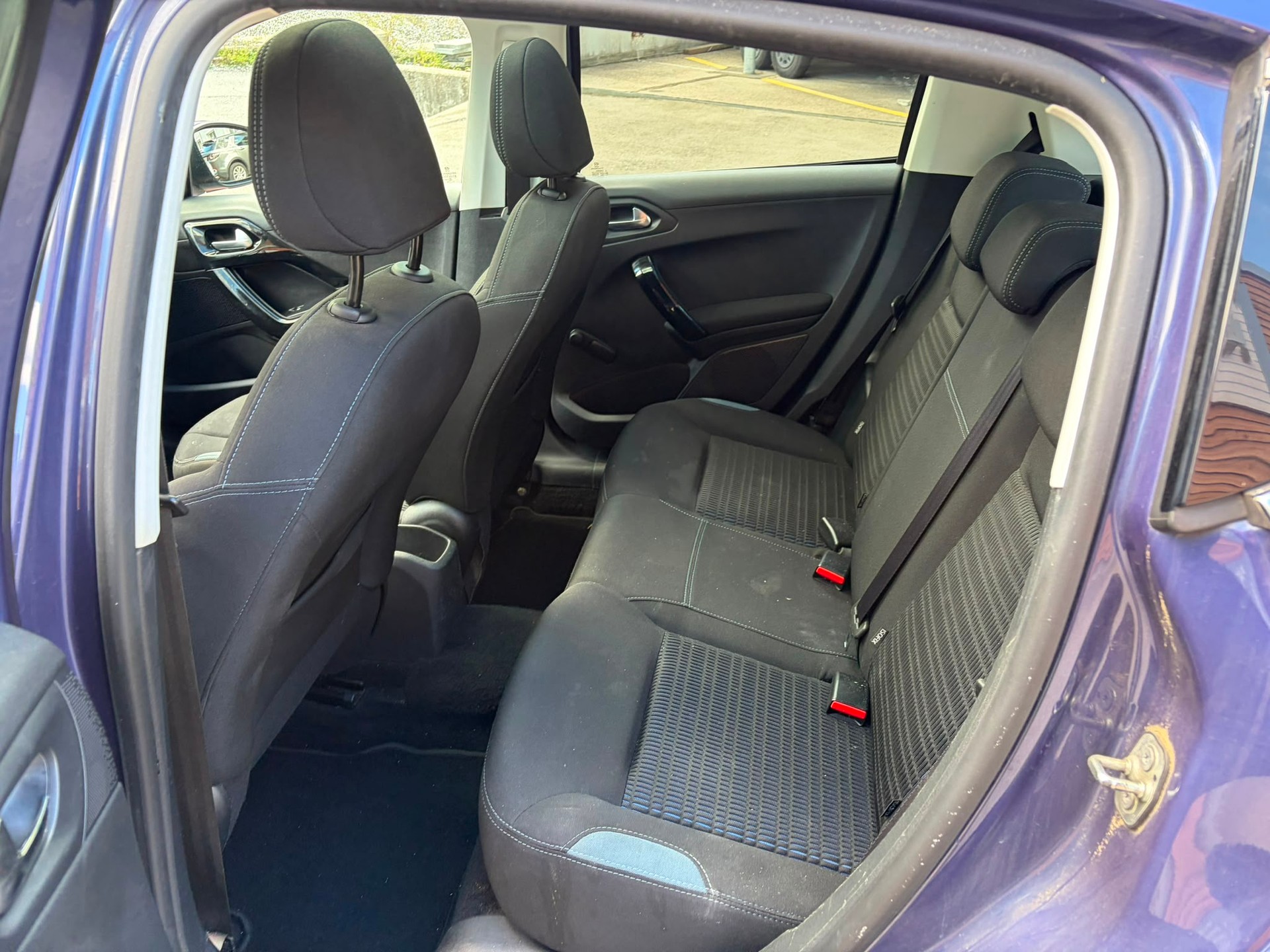 PEUGEOT 208 1.6 BlueHDi Allure-image-10