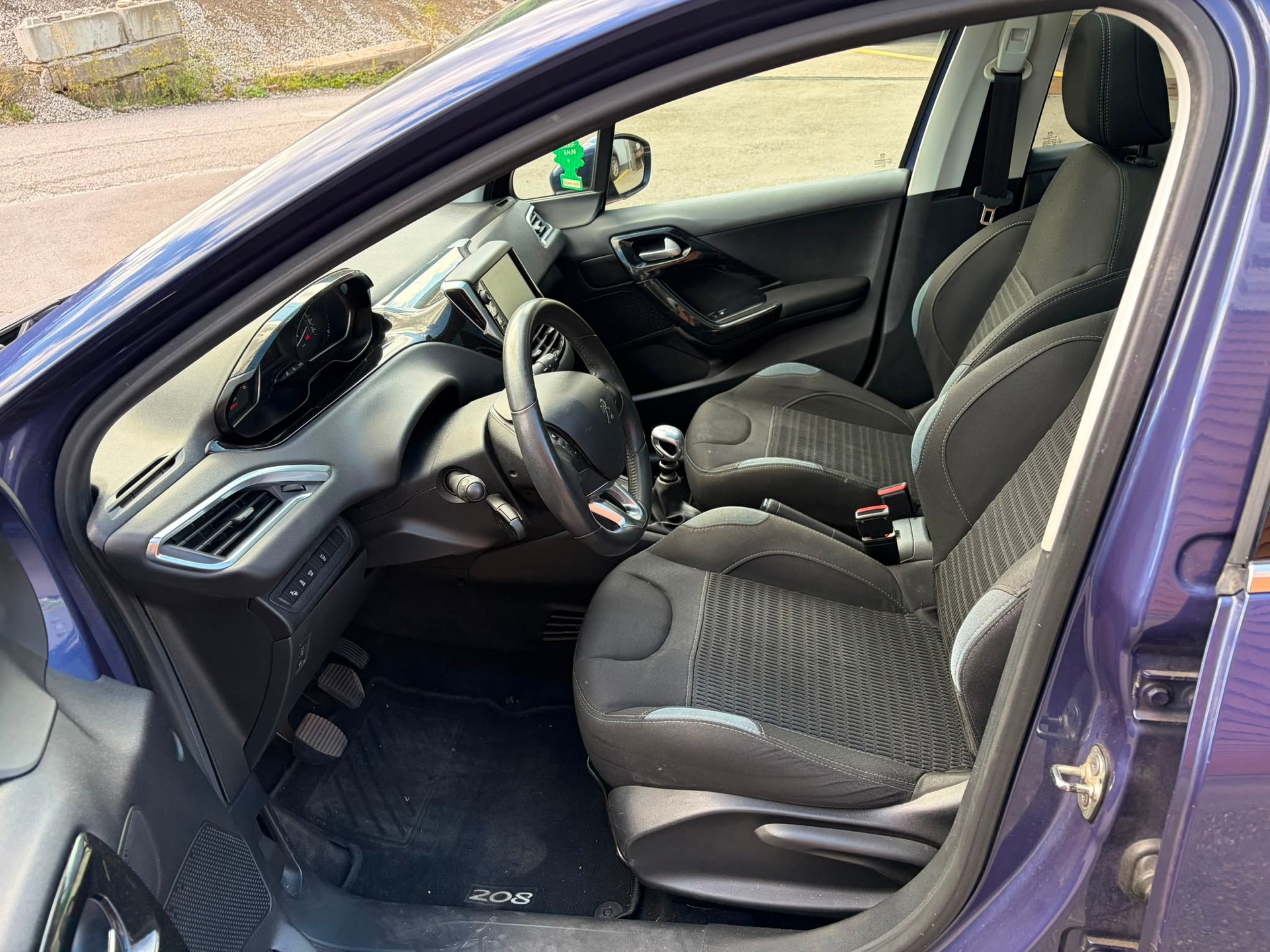 PEUGEOT 208 1.6 BlueHDi Allure-image-9